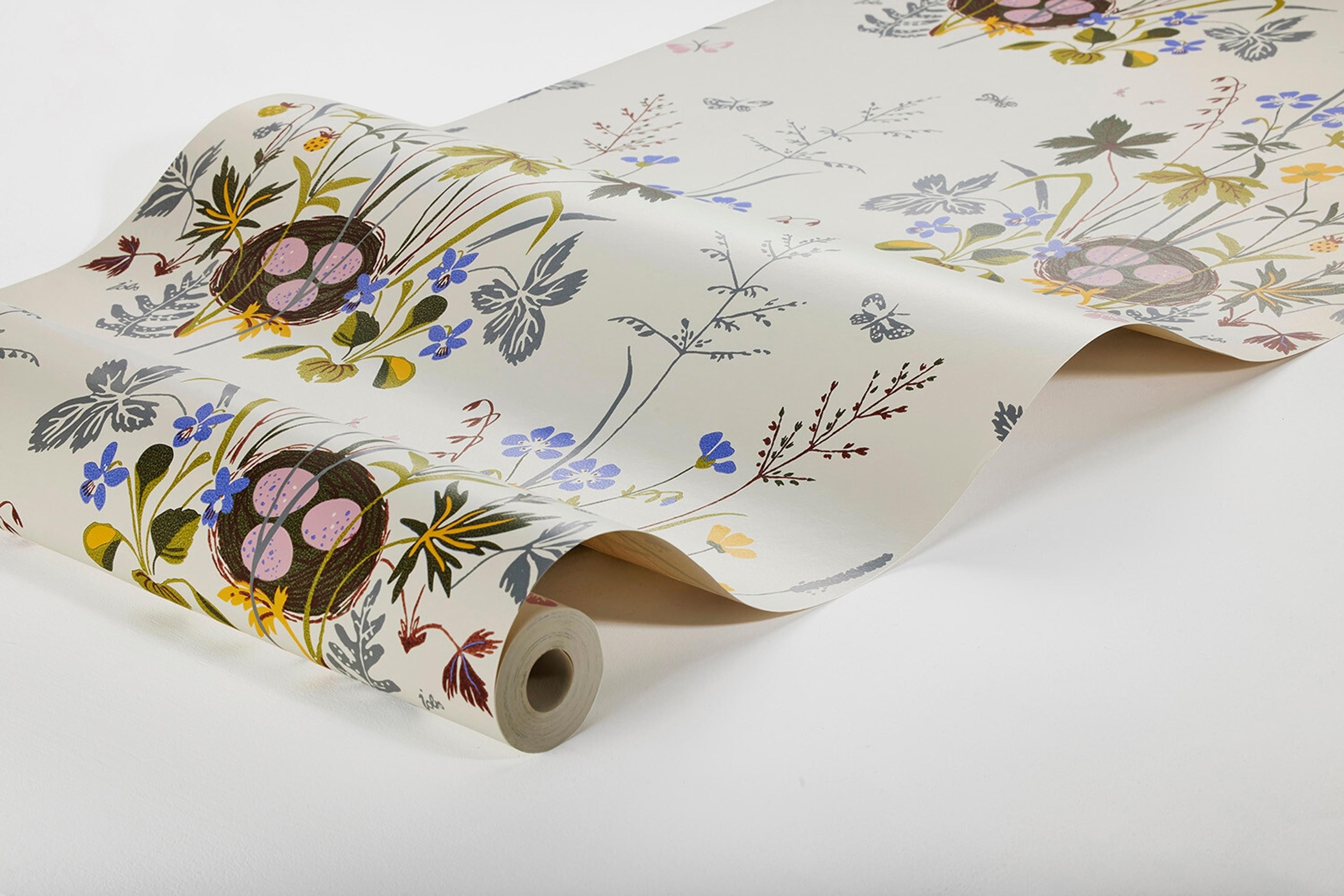 Lisbet Jobs Fågelbo tapet med blommigt, retro mönster i vit och gul. Från kollektionen Scandinavian Designers III. Nonwoven-material med rak passning.​​​​‌﻿‍﻿​‍​‍‌‍﻿﻿‌﻿​‍‌‍‍‌‌‍‌﻿‌‍‍‌‌‍﻿‍​‍​‍​﻿‍‍​‍​‍‌﻿​﻿‌‍​‌‌‍﻿‍‌‍‍‌‌﻿‌​‌﻿‍‌​‍﻿‍‌‍‍‌‌‍﻿﻿​‍​‍​‍﻿​​‍​‍‌‍‍​‌﻿​‍‌‍‌‌‌‍‌‍​‍​‍​﻿‍‍​‍​‍‌‍‍​‌﻿‌​‌﻿‌​‌﻿​​‌﻿​﻿​﻿‍‍​‍﻿﻿​‍﻿﻿‌﻿‌﻿‌﻿‌﻿‌﻿‌﻿​‍﻿‍‌‍​﻿‌‍﻿﻿‌‍﻿​‌‍﻿﻿‌﻿​‍‌‍​‌‌‍﻿‌‌‍​‌​‍﻿‍‌﻿​﻿‌‍‌‌​‍﻿﻿‌﻿​﻿‌﻿‌​‌﻿‌‌‌‍‌​‌‍‍‌‌‍﻿﻿​‍﻿﻿‌‍‍‌‌‍﻿‍‌﻿‌​‌‍‌‌‌‍﻿‍‌﻿‌​​‍﻿﻿‌‍‌‌‌‍‌​‌‍‍‌‌﻿‌​​‍﻿﻿‌‍﻿‌‌‍﻿﻿‌‍‌​‌‍‌‌​﻿﻿‌‌﻿​​‌﻿​‍‌‍‌‌‌﻿​﻿‌‍‌‌‌‍﻿‍‌﻿‌​‌‍​‌‌﻿‌​‌‍‍‌‌‍﻿﻿‌‍﻿‍​﻿‍﻿‌‍‍‌‌‍‌​​﻿﻿‌‌‍‍‌‌‍﻿‌‌‍​‌‌‍‌﻿‌‍‌‌​‍﻿‌‌‍‌‌​﻿‌﻿​﻿​​‌‍​‍‌‍​﻿‌‍‌‍​﻿​​‌‍‌‌‌‍​‌​﻿‌‍​﻿‍‌‌‍‌‍‌‍‌‌​﻿‌‍‌‍‌​​﻿​﻿‌‍​‌​﻿‍‌​﻿‍‌‌‍​‍​﻿​‍​﻿‌﻿​﻿‍‌‌‍​‍‌‍‌‌​﻿​‍‌‍‌‍‌‍​‌​﻿‌‌​﻿​‍​﻿​​​﻿​﻿​﻿​﻿‌‍​‌​﻿‌﻿‌‍​‌‌‍‌‍‌‍​‌​﻿‌﻿​﻿​﻿​‍﻿‌​﻿​‌​﻿‌‌​﻿​​​﻿​​‌﻿‍​​﻿​‌​﻿​​​﻿​​​﻿​​​‍﻿‌‌‍‍‍‌﻿​​‌‍‌﻿​﻿‍﻿‌﻿‌​‌﻿‍‌‌﻿​​‌‍‌‌​﻿﻿‌‌﻿​﻿‌‍​‌‌‍﻿‍‌‍‍‌‌﻿‌​‌﻿‍‌​‍﻿‍‌‍‍‌‌‍﻿‌‌‍​‌‌‍‌﻿‌‍‌‌‌​​‌‌﻿​﻿‌﻿​﻿‌‍‌‌‌﻿‌​​﻿‍﻿‌﻿​​‌‍​‌‌﻿‌​‌‍‍​​﻿﻿‌‌‍​‌‌‍﻿​‌﻿‌​‌‌‌​‌‍‌‌‌﻿‍​‌﻿‌​​﻿﻿﻿‌‍​‍‌‍​‌‌﻿​﻿‌‍‌‌‌‌‌‌‌﻿​‍‌‍﻿​​﻿﻿‌‌‍‍​‌﻿‌​‌﻿‌​‌﻿​​‌﻿​﻿​‍‌‌​﻿​﻿‌​​‌​‍‌‌​﻿​‍‌​‌‍​‍‌‌​﻿​‍‌​‌‍‌﻿‌﻿‌﻿‌﻿‌﻿‌﻿​‍﻿‍‌‍​﻿‌‍﻿﻿‌‍﻿​‌‍﻿﻿‌﻿​‍‌‍​‌‌‍﻿‌‌‍​‌​‍﻿‍‌﻿​﻿‌‍‌‌​‍‌‌​﻿​‍‌​‌‍‌﻿​﻿‌﻿‌​‌﻿‌‌‌‍‌​‌‍‍‌‌‍﻿﻿​‍‌‍‌‍‍‌‌‍‌​​﻿﻿‌‌‍‍‌‌‍﻿‌‌‍​‌‌‍‌﻿‌‍‌‌​‍﻿‌‌‍‌‌​﻿‌﻿​﻿​​‌‍​‍‌‍​﻿‌‍‌‍​﻿​​‌‍‌‌‌‍​‌​﻿‌‍​﻿‍‌‌‍‌‍‌‍‌‌​﻿‌‍‌‍‌​​﻿​﻿‌‍​‌​﻿‍‌​﻿‍‌‌‍​‍​﻿​‍​﻿‌﻿​﻿‍‌‌‍​‍‌‍‌‌​﻿​‍‌‍‌‍‌‍​‌​﻿‌‌​﻿​‍​﻿​​​﻿​﻿​﻿​﻿‌‍​‌​﻿‌﻿‌‍​‌‌‍‌‍‌‍​‌​﻿‌﻿​﻿​﻿​‍﻿‌​﻿​‌​﻿‌‌​﻿​​​﻿​​‌﻿‍​​﻿​‌​﻿​​​﻿​​​﻿​​​‍﻿‌‌‍‍‍‌﻿​​‌‍‌﻿​‍‌‍‌﻿‌​‌﻿‍‌‌﻿​​‌‍‌‌​﻿﻿‌‌﻿​﻿‌‍​‌‌‍﻿‍‌‍‍‌‌﻿‌​‌﻿‍‌​‍﻿‍‌‍‍‌‌‍﻿‌‌‍​‌‌‍‌﻿‌‍‌‌‌​​‌‌﻿​﻿‌﻿​﻿‌‍‌‌‌﻿‌​​‍‌‍‌﻿​​‌‍​‌‌﻿‌​‌‍‍​​﻿﻿‌‌‍​‌‌‍﻿​‌﻿‌​‌‌‌​‌‍‌‌‌﻿‍​‌﻿‌​​‍‌‍‌﻿​​‌‍‌‌‌﻿​‍‌﻿​﻿‌﻿​​‌‍‌‌‌‍​﻿‌﻿‌​‌‍‍‌‌﻿‌‍‌‍‌‌​﻿﻿‌‌﻿​​‌﻿‌‌‌‍​‍‌‍﻿​‌‍‍‌‌﻿​﻿‌‍‍​‌‍‌‌‌‍‌​​‍​‍‌﻿﻿‌