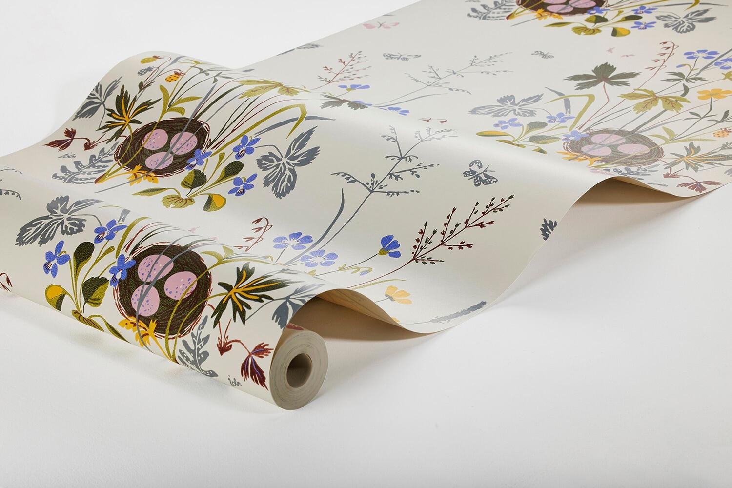 Lisbet Jobs Fågelbo tapet med blommigt, retro mönster i vit och gul. Från kollektionen Scandinavian Designers III. Nonwoven-material med rak passning.