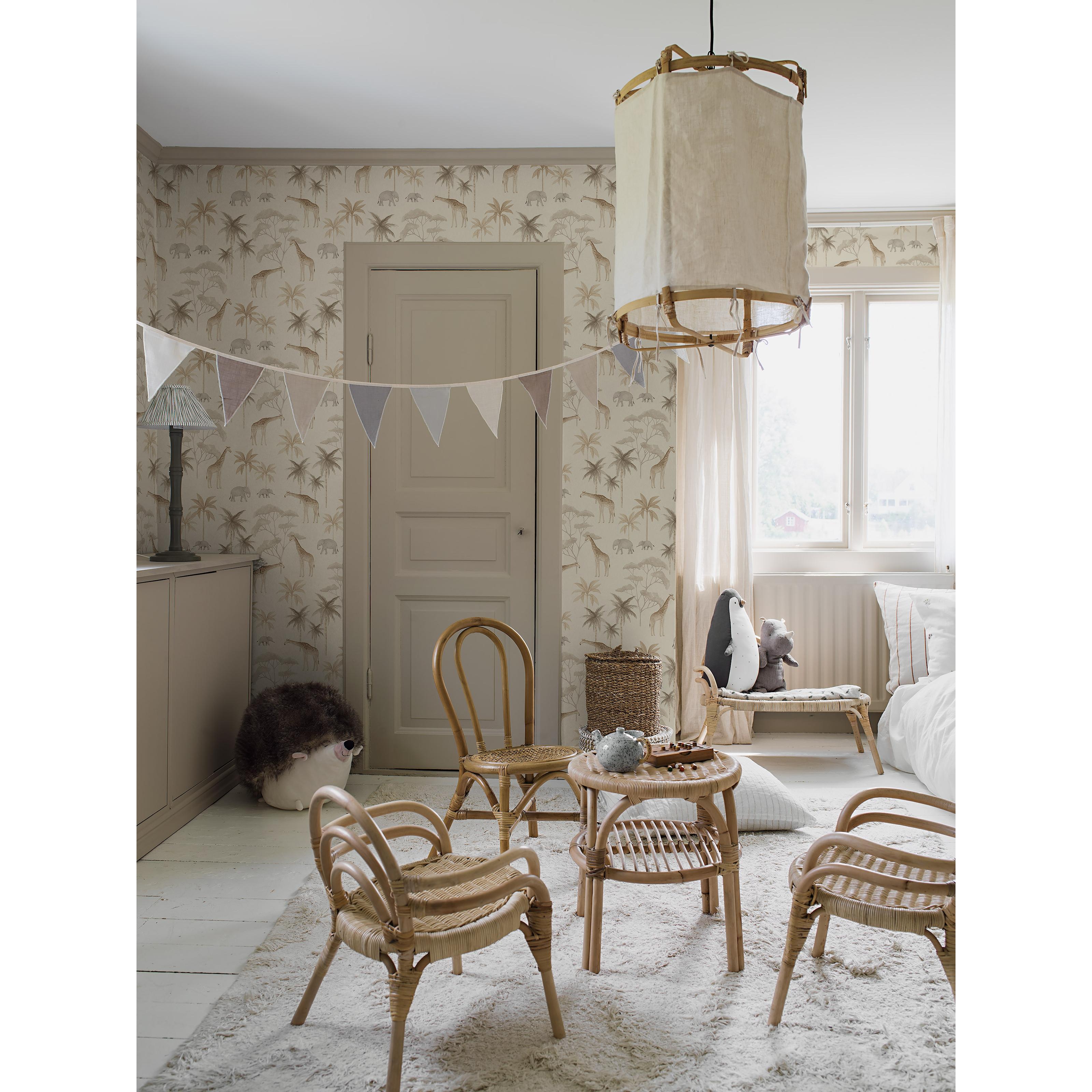 Savannah beige, tapet tapet med djur, barnrum, naturochlandskap mönster i beige. Från kollektionen Newbie II Wallpaper. Nonwoven-material med rak passning. Passar i barnrum.