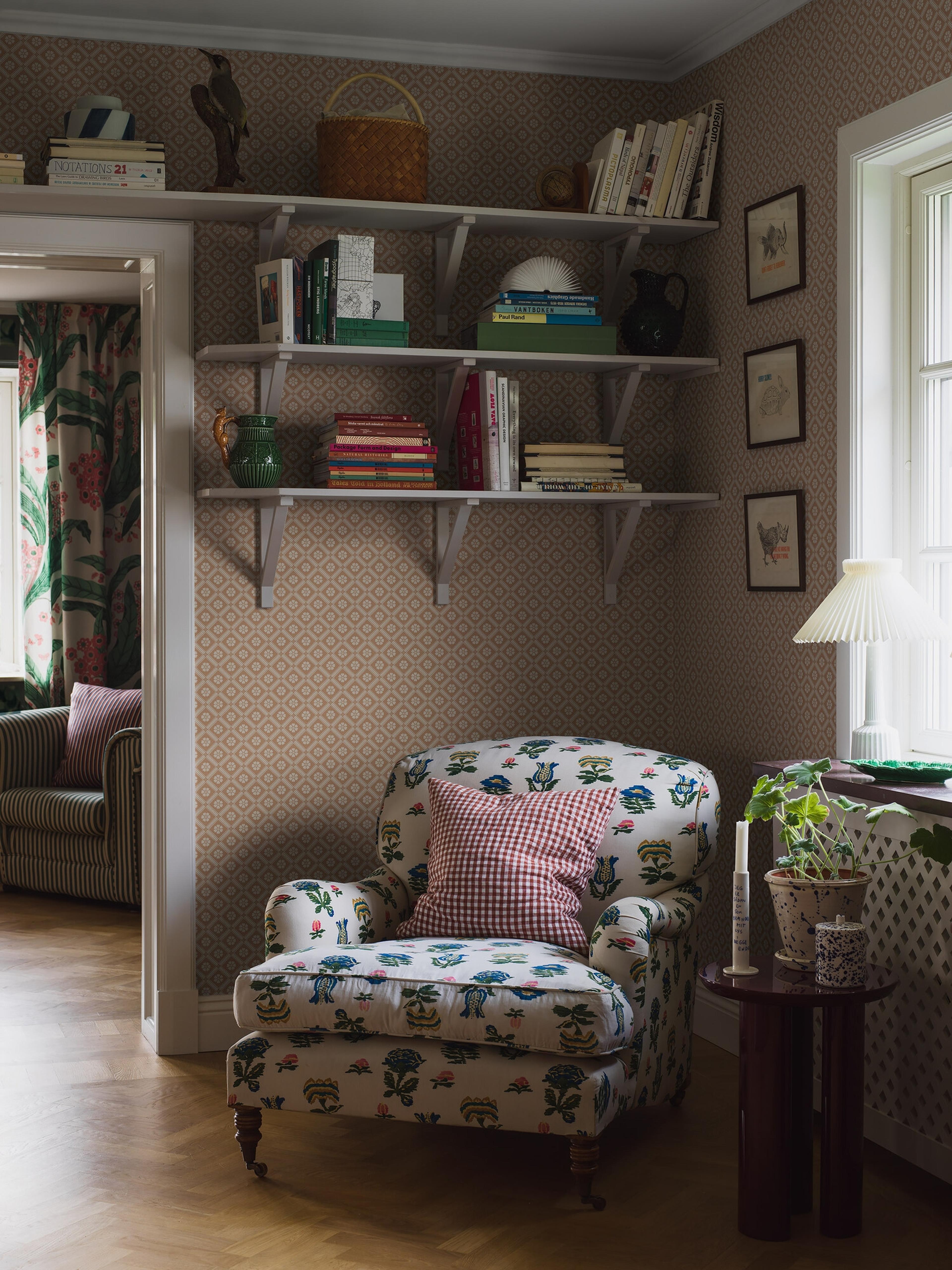 Love tapet med trellis mönster i röd och beige. Från kollektionen New Heritage. Nonwoven-material med rak passning. Passar i matsal, kök och hall.​​​​‌﻿‍﻿​‍​‍‌‍﻿﻿‌﻿​‍‌‍‍‌‌‍‌﻿‌‍‍‌‌‍﻿‍​‍​‍​﻿‍‍​‍​‍‌﻿​﻿‌‍​‌‌‍﻿‍‌‍‍‌‌﻿‌​‌﻿‍‌​‍﻿‍‌‍‍‌‌‍﻿﻿​‍​‍​‍﻿​​‍​‍‌‍‍​‌﻿​‍‌‍‌‌‌‍‌‍​‍​‍​﻿‍‍​‍​‍‌‍‍​‌﻿‌​‌﻿‌​‌﻿​​‌﻿​﻿​﻿‍‍​‍﻿﻿​‍﻿﻿‌﻿‌﻿‌﻿‌﻿‌﻿‌﻿​‍﻿‍‌‍​﻿‌‍﻿﻿‌‍﻿​‌‍﻿﻿‌﻿​‍‌‍​‌‌‍﻿‌‌‍​‌​‍﻿‍‌﻿​﻿‌‍‌‌​‍﻿﻿‌﻿​﻿‌﻿‌​‌﻿‌‌‌‍‌​‌‍‍‌‌‍﻿﻿​‍﻿﻿‌‍‍‌‌‍﻿‍‌﻿‌​‌‍‌‌‌‍﻿‍‌﻿‌​​‍﻿﻿‌‍‌‌‌‍‌​‌‍‍‌‌﻿‌​​‍﻿﻿‌‍﻿‌‌‍﻿﻿‌‍‌​‌‍‌‌​﻿﻿‌‌﻿​​‌﻿​‍‌‍‌‌‌﻿​﻿‌‍‌‌‌‍﻿‍‌﻿‌​‌‍​‌‌﻿‌​‌‍‍‌‌‍﻿﻿‌‍﻿‍​﻿‍﻿‌‍‍‌‌‍‌​​﻿﻿‌‌‍‍‌‌‍﻿‌‌‍​‌‌‍‌﻿‌‍‌‌​‍﻿‌‌‍‌‌​﻿‍​​﻿​​​﻿‌​​﻿‍‌​﻿‌‌​﻿‌​​﻿​​‌‍‌‍​﻿‌‍​﻿​‍​﻿​‍​﻿‍​​﻿‌​​﻿‍​‌‍‌‌​﻿‍​‌‍‌‍​﻿‍‌‌‍​‌‌‍​‌‌‍​‍‌‍​‍​﻿‌‍‌‍​‌‌‍​‍​﻿‌‍​﻿‌‌‌‍‌‌​﻿‌​​﻿‌​‌‍‌​​﻿‌﻿​﻿‍‌‌‍‌​​﻿‌‌‌‍‌‌‌‍​‍‌‍‌‍​﻿‌﻿​‍﻿‌​﻿​‌​﻿‌‌​﻿​​​﻿​​‌﻿‍​​﻿​‍​﻿​​​﻿​​​﻿​​​‍﻿‌‌‍‍‍‌﻿​​‌‍‌﻿​﻿‍﻿‌﻿‌​‌﻿‍‌‌﻿​​‌‍‌‌​﻿﻿‌‌﻿​﻿‌‍​‌‌‍﻿‍‌‍‍‌‌﻿‌​‌﻿‍‌​‍﻿‍‌‍‍‌‌‍﻿‌‌‍​‌‌‍‌﻿‌‍‌‌‌​​‌‌﻿​﻿‌﻿​﻿‌‍‌‌‌﻿‌​​﻿‍﻿‌﻿​​‌‍​‌‌﻿‌​‌‍‍​​﻿﻿‌‌‍​‌‌‍﻿​‌﻿‌​‌‌‌​‌‍‌‌‌﻿‍​‌﻿‌​​﻿﻿﻿‌‍​‍‌‍​‌‌﻿​﻿‌‍‌‌‌‌‌‌‌﻿​‍‌‍﻿​​﻿﻿‌‌‍‍​‌﻿‌​‌﻿‌​‌﻿​​‌﻿​﻿​‍‌‌​﻿​﻿‌​​‌​‍‌‌​﻿​‍‌​‌‍​‍‌‌​﻿​‍‌​‌‍‌﻿‌﻿‌﻿‌﻿‌﻿‌﻿​‍﻿‍‌‍​﻿‌‍﻿﻿‌‍﻿​‌‍﻿﻿‌﻿​‍‌‍​‌‌‍﻿‌‌‍​‌​‍﻿‍‌﻿​﻿‌‍‌‌​‍‌‌​﻿​‍‌​‌‍‌﻿​﻿‌﻿‌​‌﻿‌‌‌‍‌​‌‍‍‌‌‍﻿﻿​‍‌‍‌‍‍‌‌‍‌​​﻿﻿‌‌‍‍‌‌‍﻿‌‌‍​‌‌‍‌﻿‌‍‌‌​‍﻿‌‌‍‌‌​﻿‍​​﻿​​​﻿‌​​﻿‍‌​﻿‌‌​﻿‌​​﻿​​‌‍‌‍​﻿‌‍​﻿​‍​﻿​‍​﻿‍​​﻿‌​​﻿‍​‌‍‌‌​﻿‍​‌‍‌‍​﻿‍‌‌‍​‌‌‍​‌‌‍​‍‌‍​‍​﻿‌‍‌‍​‌‌‍​‍​﻿‌‍​﻿‌‌‌‍‌‌​﻿‌​​﻿‌​‌‍‌​​﻿‌﻿​﻿‍‌‌‍‌​​﻿‌‌‌‍‌‌‌‍​‍‌‍‌‍​﻿‌﻿​‍﻿‌​﻿​‌​﻿‌‌​﻿​​​﻿​​‌﻿‍​​﻿​‍​﻿​​​﻿​​​﻿​​​‍﻿‌‌‍‍‍‌﻿​​‌‍‌﻿​‍‌‍‌﻿‌​‌﻿‍‌‌﻿​​‌‍‌‌​﻿﻿‌‌﻿​﻿‌‍​‌‌‍﻿‍‌‍‍‌‌﻿‌​‌﻿‍‌​‍﻿‍‌‍‍‌‌‍﻿‌‌‍​‌‌‍‌﻿‌‍‌‌‌​​‌‌﻿​﻿‌﻿​﻿‌‍‌‌‌﻿‌​​‍‌‍‌﻿​​‌‍​‌‌﻿‌​‌‍‍​​﻿﻿‌‌‍​‌‌‍﻿​‌﻿‌​‌‌‌​‌‍‌‌‌﻿‍​‌﻿‌​​‍‌‍‌﻿​​‌‍‌‌‌﻿​‍‌﻿​﻿‌﻿​​‌‍‌‌‌‍​﻿‌﻿‌​‌‍‍‌‌﻿‌‍‌‍‌‌​﻿﻿‌‌﻿​​‌﻿‌‌‌‍​‍‌‍﻿​‌‍‍‌‌﻿​﻿‌‍‍​‌‍‌‌‌‍‌​​‍​‍‌﻿﻿‌