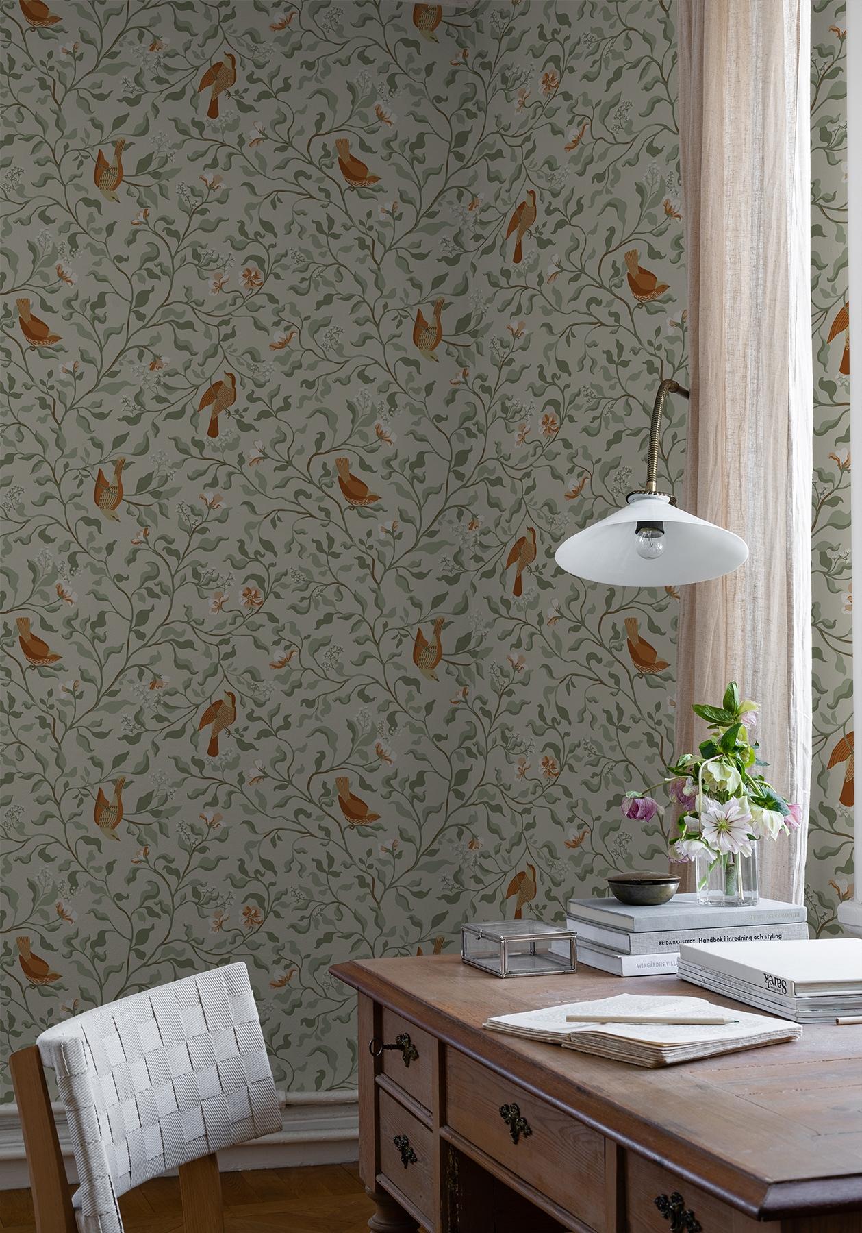 Josefin Beige tapet med botaniskt mönster i beige. Från kollektionen Flora. Nonwoven-material med förskjuten passning.