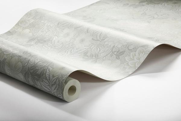 Dahlia Garden tapet från Boråstapeter med blommigt mönster i grå och beige. Från kollektionen Falsterbo III. Nonwoven-material med rak passning. Country, city-stil.