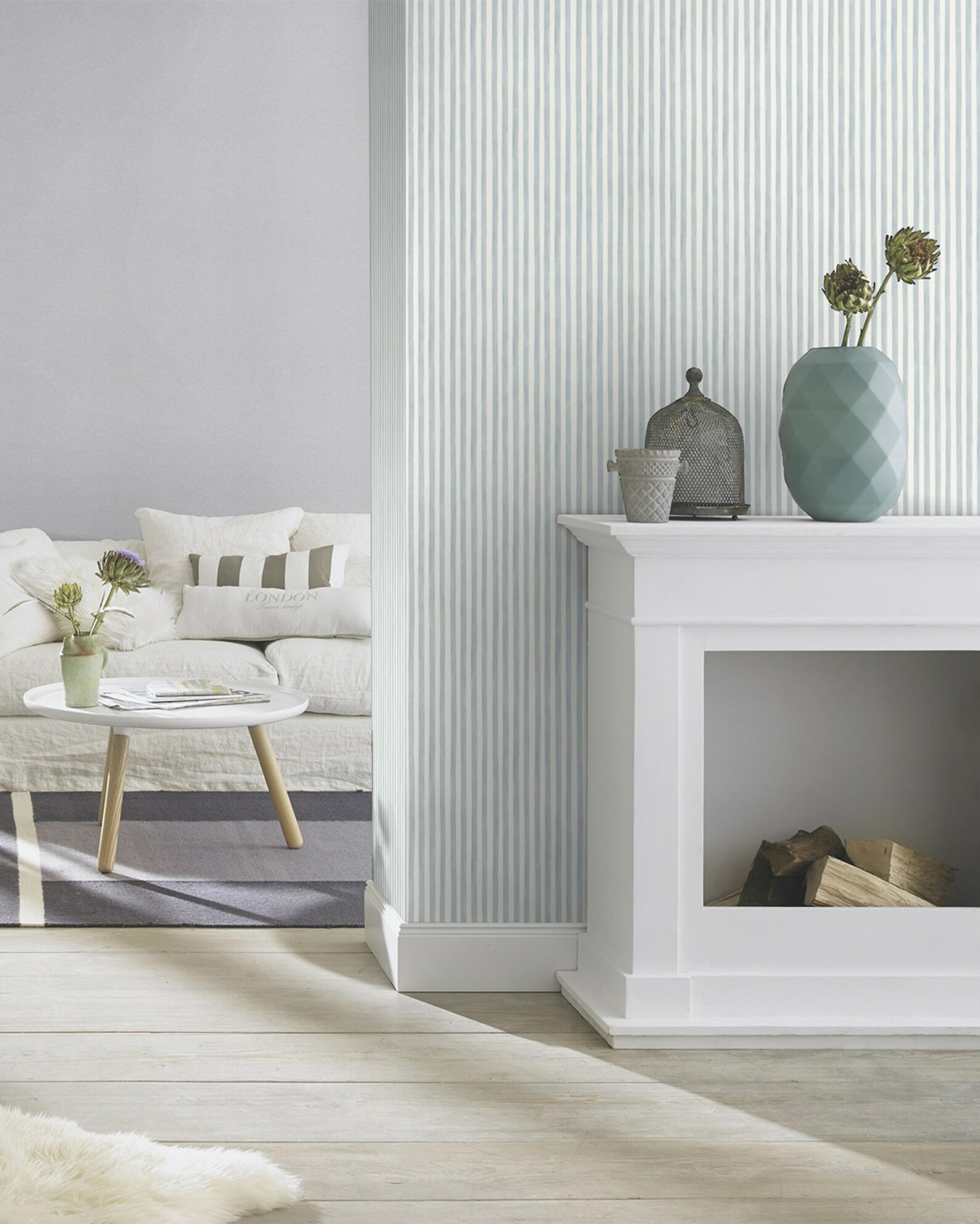 Kids World tapet med randigt mönster i vit och blå. Från kollektionen Kids World. Nonwoven-material. Passar i vardagsrum, hall och barnrum.