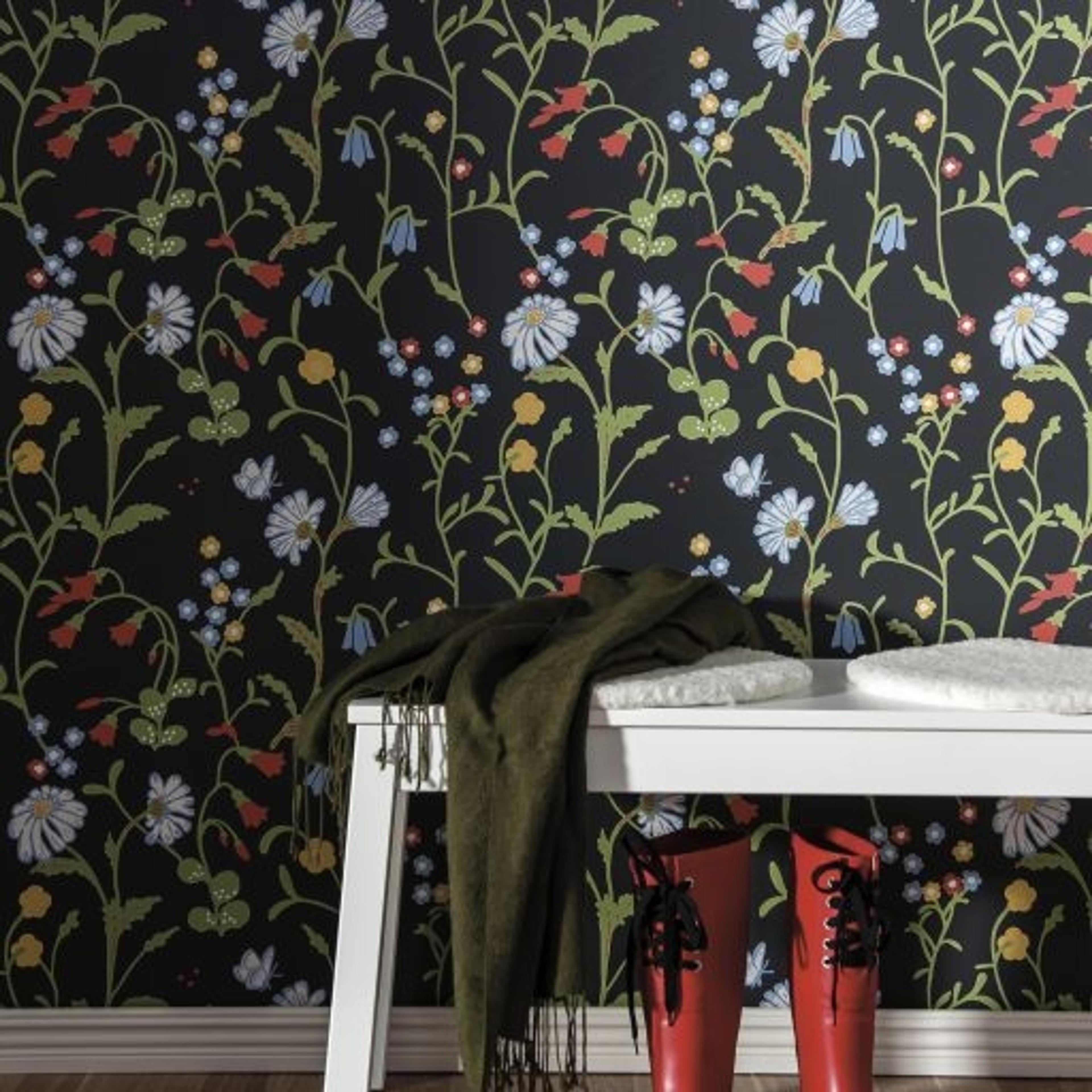 Midsommar, Svart tapet från duro med blommigt mönster i svart. Från kollektionen Spira. Nonwoven-material med rak passning.​​​​‌﻿‍﻿​‍​‍‌‍﻿﻿‌﻿​‍‌‍‍‌‌‍‌﻿‌‍‍‌‌‍﻿‍​‍​‍​﻿‍‍​‍​‍‌﻿​﻿‌‍​‌‌‍﻿‍‌‍‍‌‌﻿‌​‌﻿‍‌​‍﻿‍‌‍‍‌‌‍﻿﻿​‍​‍​‍﻿​​‍​‍‌‍‍​‌﻿​‍‌‍‌‌‌‍‌‍​‍​‍​﻿‍‍​‍​‍‌‍‍​‌﻿‌​‌﻿‌​‌﻿​​‌﻿​﻿​﻿‍‍​‍﻿﻿​‍﻿﻿‌﻿‌﻿‌﻿‌﻿‌﻿‌﻿​‍﻿‍‌‍​﻿‌‍﻿﻿‌‍﻿​‌‍﻿﻿‌﻿​‍‌‍​‌‌‍﻿‌‌‍​‌​‍﻿‍‌﻿​﻿‌‍‌‌​‍﻿﻿‌﻿​﻿‌﻿‌​‌﻿‌‌‌‍‌​‌‍‍‌‌‍﻿﻿​‍﻿﻿‌‍‍‌‌‍﻿‍‌﻿‌​‌‍‌‌‌‍﻿‍‌﻿‌​​‍﻿﻿‌‍‌‌‌‍‌​‌‍‍‌‌﻿‌​​‍﻿﻿‌‍﻿‌‌‍﻿﻿‌‍‌​‌‍‌‌​﻿﻿‌‌﻿​​‌﻿​‍‌‍‌‌‌﻿​﻿‌‍‌‌‌‍﻿‍‌﻿‌​‌‍​‌‌﻿‌​‌‍‍‌‌‍﻿﻿‌‍﻿‍​﻿‍﻿‌‍‍‌‌‍‌​​﻿﻿‌‌‍‍‌‌‍﻿‌‌‍​‌‌‍‌﻿‌‍‌‌​‍﻿‌‌‍‌‌​﻿‍​​﻿‍‌​﻿​​‌‍‌‍​﻿‌​​﻿‌﻿​﻿​﻿​﻿​﻿‌‍‌‌​﻿‌﻿​﻿​‌‌‍​‍‌‍‌‌​﻿‌‌​﻿​‌​﻿​﻿​﻿​﻿​﻿‌​​﻿‌‍‌‍​﻿​﻿‍​​﻿​‌​﻿​​​﻿​​​﻿​‌‌‍​﻿​﻿‌﻿​﻿‌‌​﻿​‍​﻿​﻿‌‍​‍​﻿​‍​﻿‌​​﻿​‍​﻿‍‌​﻿‌‌‌‍‌‌​﻿‌‌‌‍‌​​‍﻿‌​﻿‌‌​﻿​‌​﻿​‍‌﻿‍​​﻿‌‌​﻿​‌​﻿​‍​‍﻿‌‌‍‍‍‌﻿​​‌‍‌﻿​﻿‍﻿‌﻿‌​‌﻿‍‌‌﻿​​‌‍‌‌​﻿﻿‌‌﻿​﻿‌‍​‌‌‍﻿‍‌‍‍‌‌﻿‌​‌﻿‍‌​‍﻿‍‌‍‍‌‌‍﻿‌‌‍​‌‌‍‌﻿‌‍‌‌‌​​‌‌﻿​﻿‌﻿​﻿‌‍‌‌‌﻿‌​​﻿‍﻿‌﻿​​‌‍​‌‌﻿‌​‌‍‍​​﻿﻿‌‌‍​‌‌‍﻿​‌﻿‌​‌‌‌​‌‍‌‌‌﻿‍​‌﻿‌​​﻿﻿﻿‌‍​‍‌‍​‌‌﻿​﻿‌‍‌‌‌‌‌‌‌﻿​‍‌‍﻿​​﻿﻿‌‌‍‍​‌﻿‌​‌﻿‌​‌﻿​​‌﻿​﻿​‍‌‌​﻿​﻿‌​​‌​‍‌‌​﻿​‍‌​‌‍​‍‌‌​﻿​‍‌​‌‍‌﻿‌﻿‌﻿‌﻿‌﻿‌﻿​‍﻿‍‌‍​﻿‌‍﻿﻿‌‍﻿​‌‍﻿﻿‌﻿​‍‌‍​‌‌‍﻿‌‌‍​‌​‍﻿‍‌﻿​﻿‌‍‌‌​‍‌‌​﻿​‍‌​‌‍‌﻿​﻿‌﻿‌​‌﻿‌‌‌‍‌​‌‍‍‌‌‍﻿﻿​‍‌‍‌‍‍‌‌‍‌​​﻿﻿‌‌‍‍‌‌‍﻿‌‌‍​‌‌‍‌﻿‌‍‌‌​‍﻿‌‌‍‌‌​﻿‍​​﻿‍‌​﻿​​‌‍‌‍​﻿‌​​﻿‌﻿​﻿​﻿​﻿​﻿‌‍‌‌​﻿‌﻿​﻿​‌‌‍​‍‌‍‌‌​﻿‌‌​﻿​‌​﻿​﻿​﻿​﻿​﻿‌​​﻿‌‍‌‍​﻿​﻿‍​​﻿​‌​﻿​​​﻿​​​﻿​‌‌‍​﻿​﻿‌﻿​﻿‌‌​﻿​‍​﻿​﻿‌‍​‍​﻿​‍​﻿‌​​﻿​‍​﻿‍‌​﻿‌‌‌‍‌‌​﻿‌‌‌‍‌​​‍﻿‌​﻿‌‌​﻿​‌​﻿​‍‌﻿‍​​﻿‌‌​﻿​‌​﻿​‍​‍﻿‌‌‍‍‍‌﻿​​‌‍‌﻿​‍‌‍‌﻿‌​‌﻿‍‌‌﻿​​‌‍‌‌​﻿﻿‌‌﻿​﻿‌‍​‌‌‍﻿‍‌‍‍‌‌﻿‌​‌﻿‍‌​‍﻿‍‌‍‍‌‌‍﻿‌‌‍​‌‌‍‌﻿‌‍‌‌‌​​‌‌﻿​﻿‌﻿​﻿‌‍‌‌‌﻿‌​​‍‌‍‌﻿​​‌‍​‌‌﻿‌​‌‍‍​​﻿﻿‌‌‍​‌‌‍﻿​‌﻿‌​‌‌‌​‌‍‌‌‌﻿‍​‌﻿‌​​‍‌‍‌﻿​​‌‍‌‌‌﻿​‍‌﻿​﻿‌﻿​​‌‍‌‌‌‍​﻿‌﻿‌​‌‍‍‌‌﻿‌‍‌‍‌‌​﻿﻿‌‌﻿​​‌﻿‌‌‌‍​‍‌‍﻿​‌‍‍‌‌﻿​﻿‌‍‍​‌‍‌‌‌‍‌​​‍​‍‌﻿﻿‌