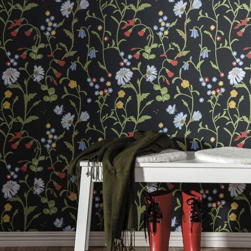 Midsommar, Svart tapet från duro med blommigt mönster i svart. Från kollektionen Spira. Nonwoven-material med rak passning.