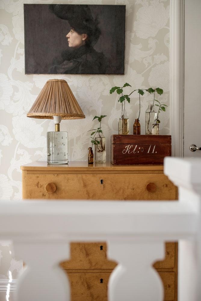 Papaver stora blommor, gråbeige tapet från Midbec med blommigt mönster i grå. Från kollektionen Ekbacka. Nonwoven-material med förskjuten passning.