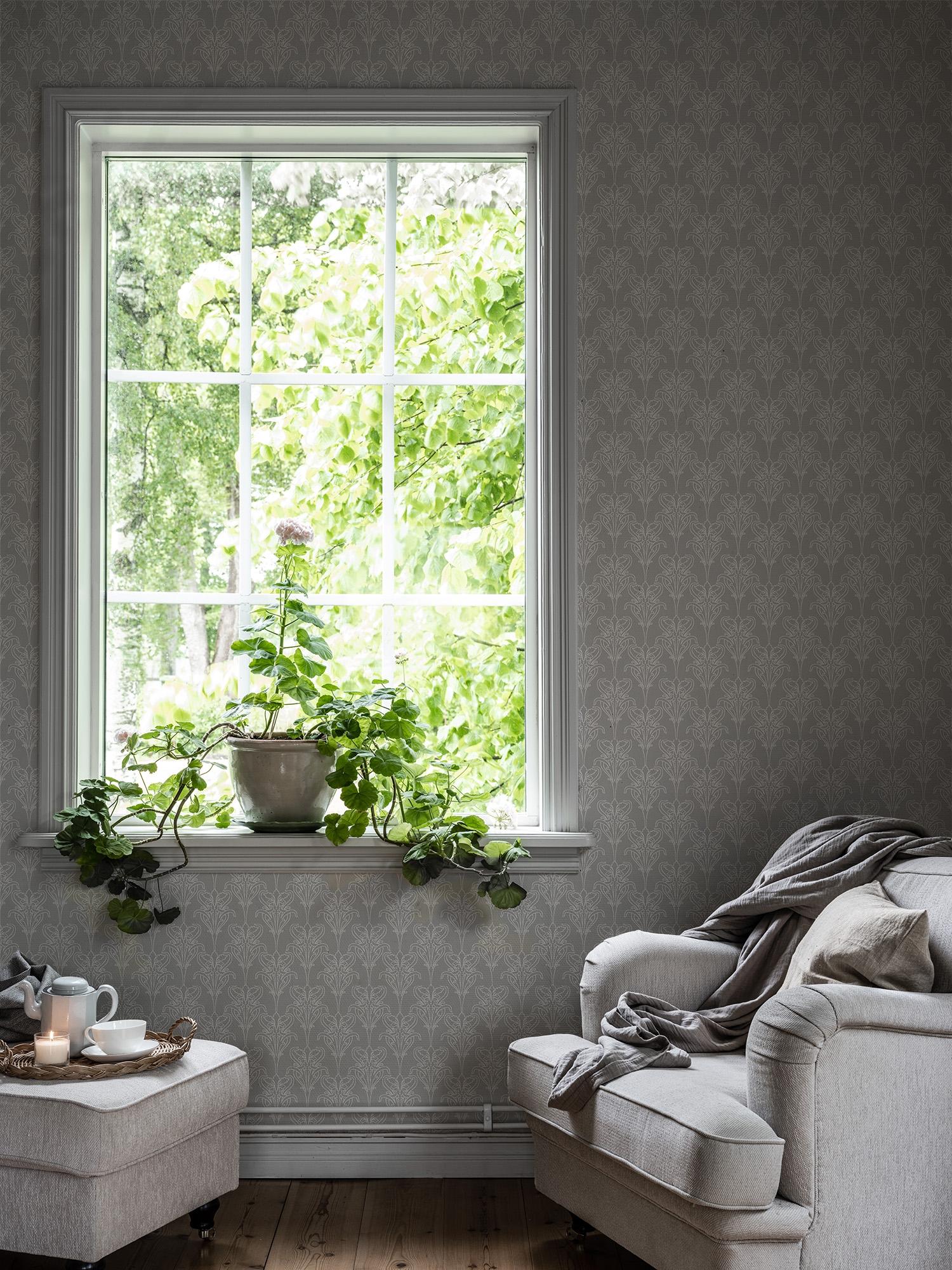 Iris Grå tapet med medaljonger mönster i grå. Från kollektionen Gammalsvenska klassiker 1850–1950. Nonwoven-material med rak passning.