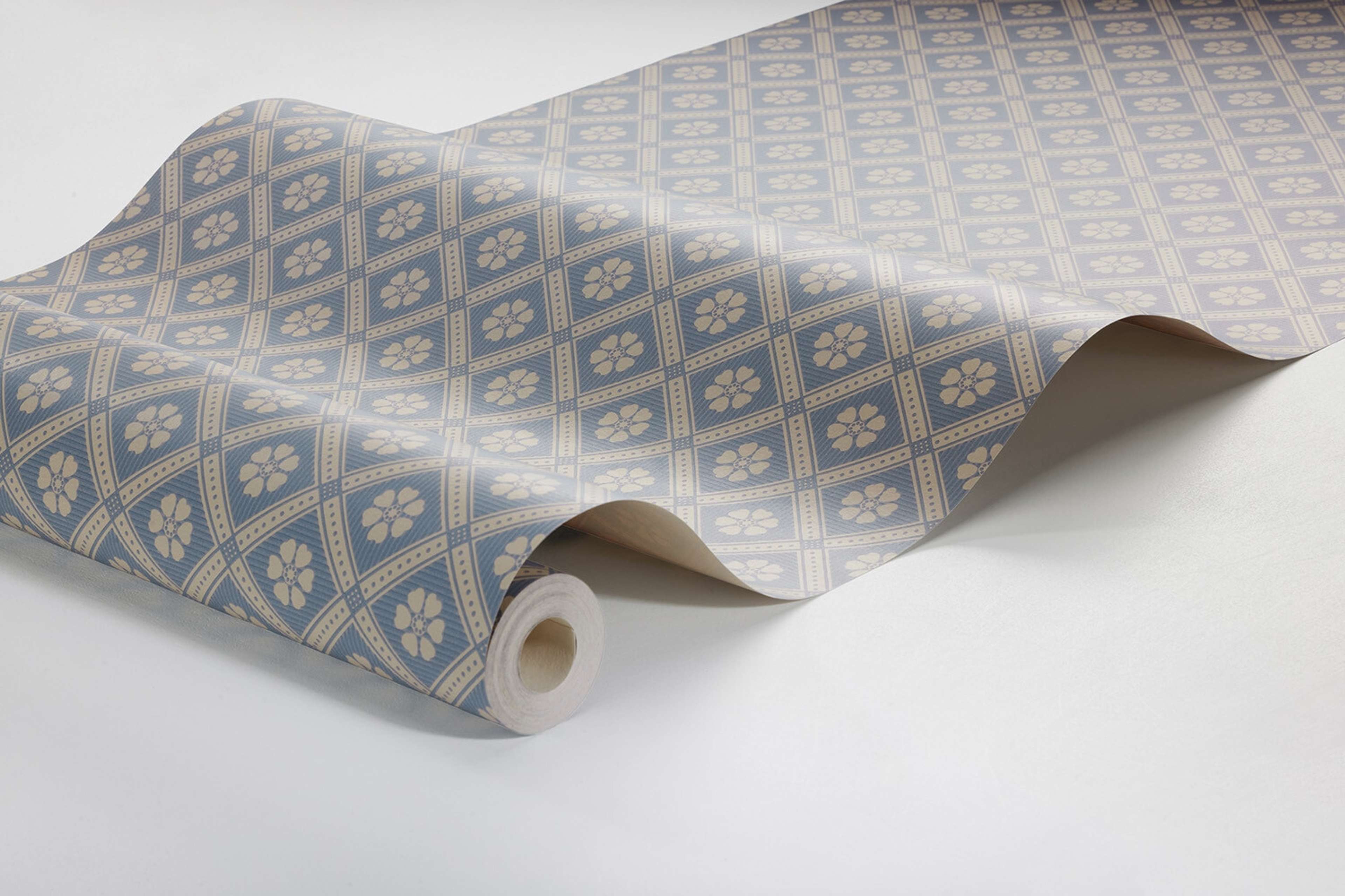 Love tapet med trellis mönster i blå och beige. Från kollektionen New Heritage. Nonwoven-material med rak passning. Passar i matsal, kök och hall.