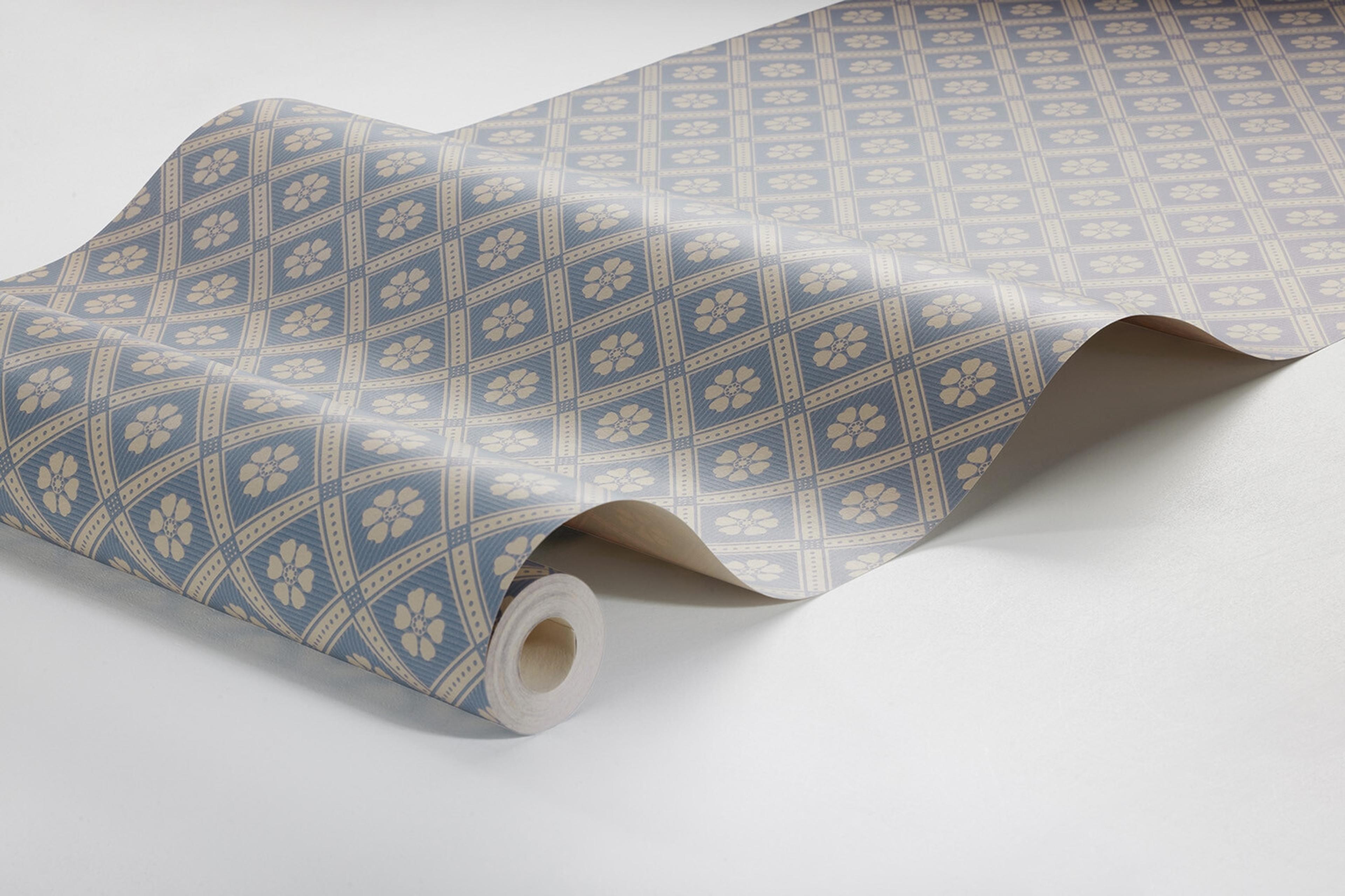 Love tapet med trellis mönster i blå och beige. Från kollektionen New Heritage. Nonwoven-material med rak passning. Passar i matsal, kök och hall.