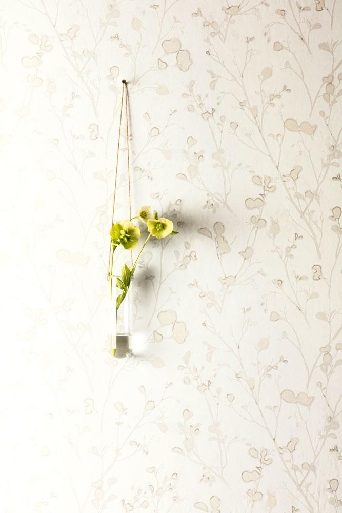 Alder snow tapet med blommigt mönster i vit. Från kollektionen lotus. Nonwoven-material med förskjuten passning.