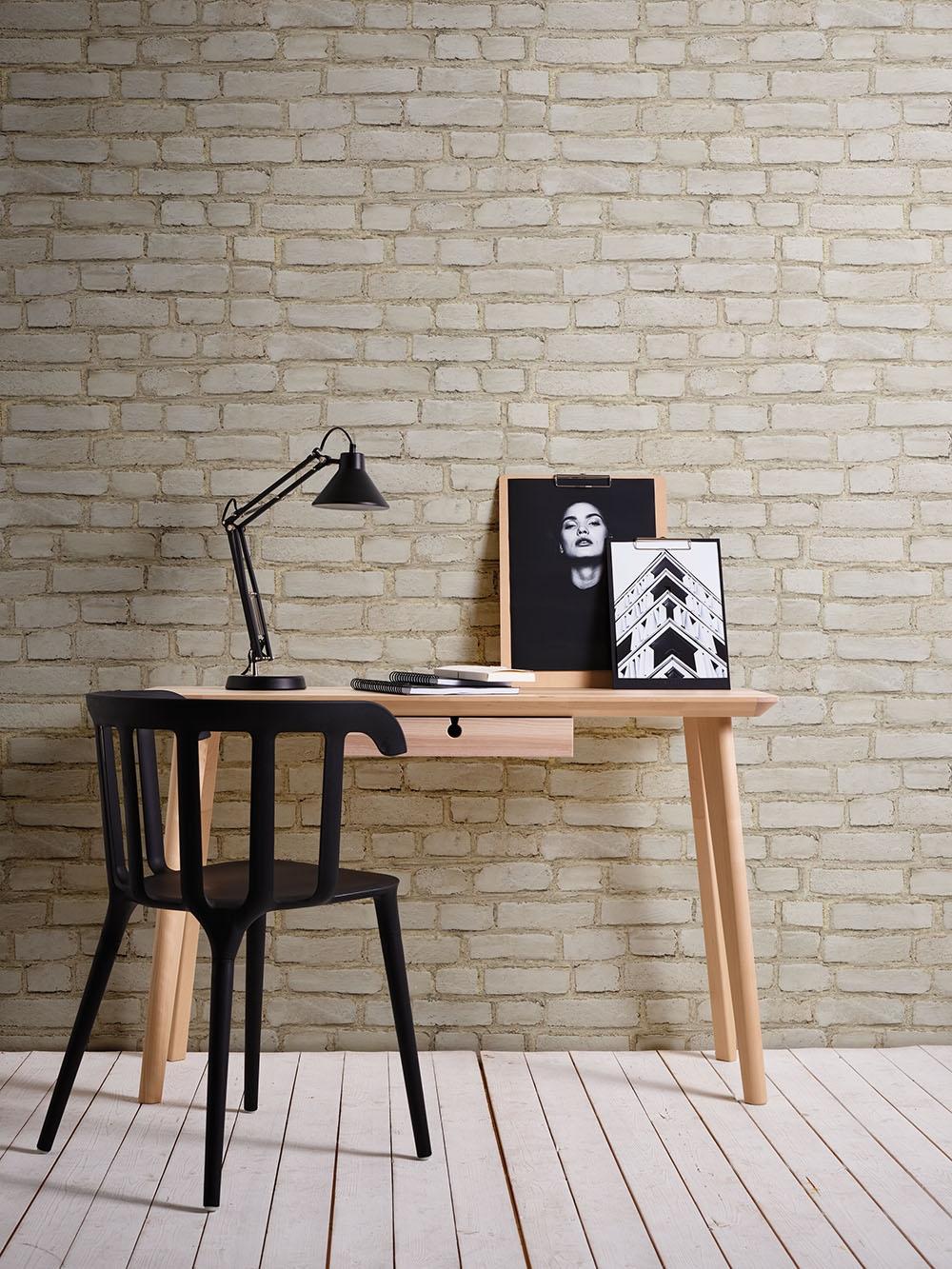 Tibo, tapet i beige tegel tapet med tegelsten mönster i beige. Från kollektionen new studio. Nonwoven-material med förskjuten passning. Passar i vardagsrum och matsal.