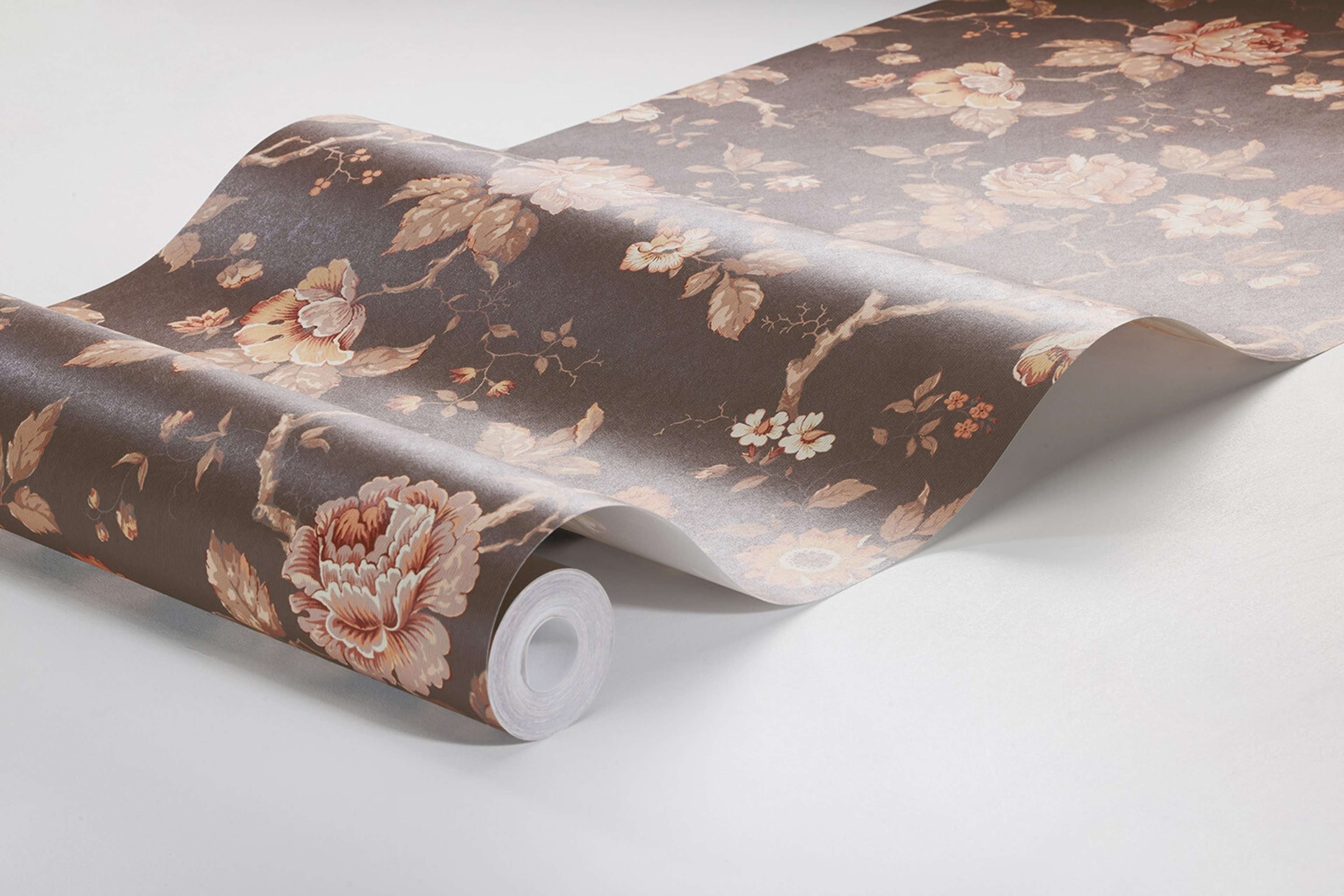 Rosenträd tapet med blommigt mönster i brun. Från kollektionen New Heritage. Nonwoven-material med förskjuten passning.