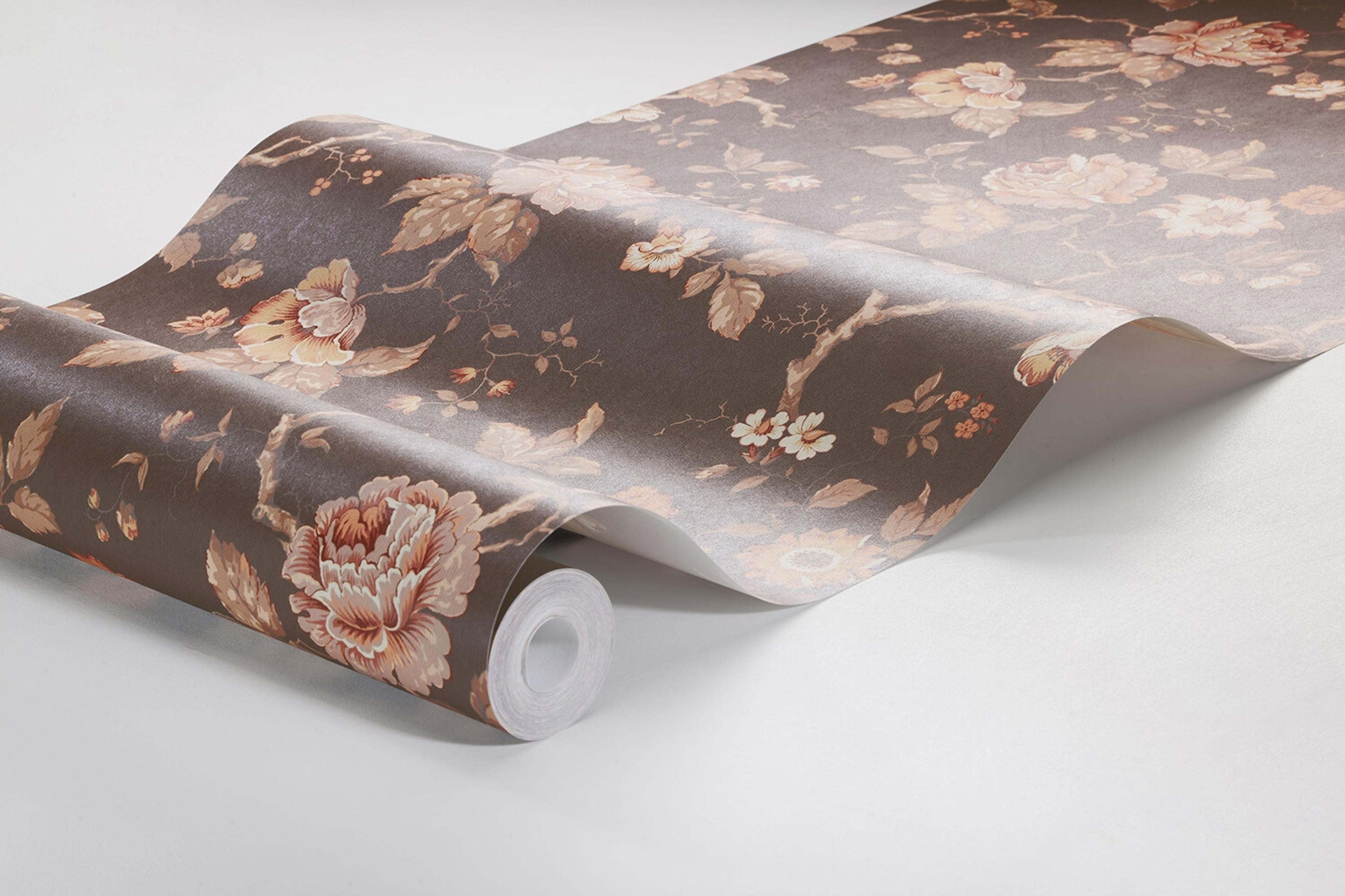 Rosenträd tapet med blommigt mönster i brun. Från kollektionen New Heritage. Nonwoven-material med förskjuten passning.