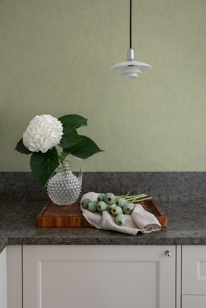 Kalk 3, ljusgrön melerad tapet tapet enfärgad i grön. Från kollektionen Kalk 3. Nonwoven-material.