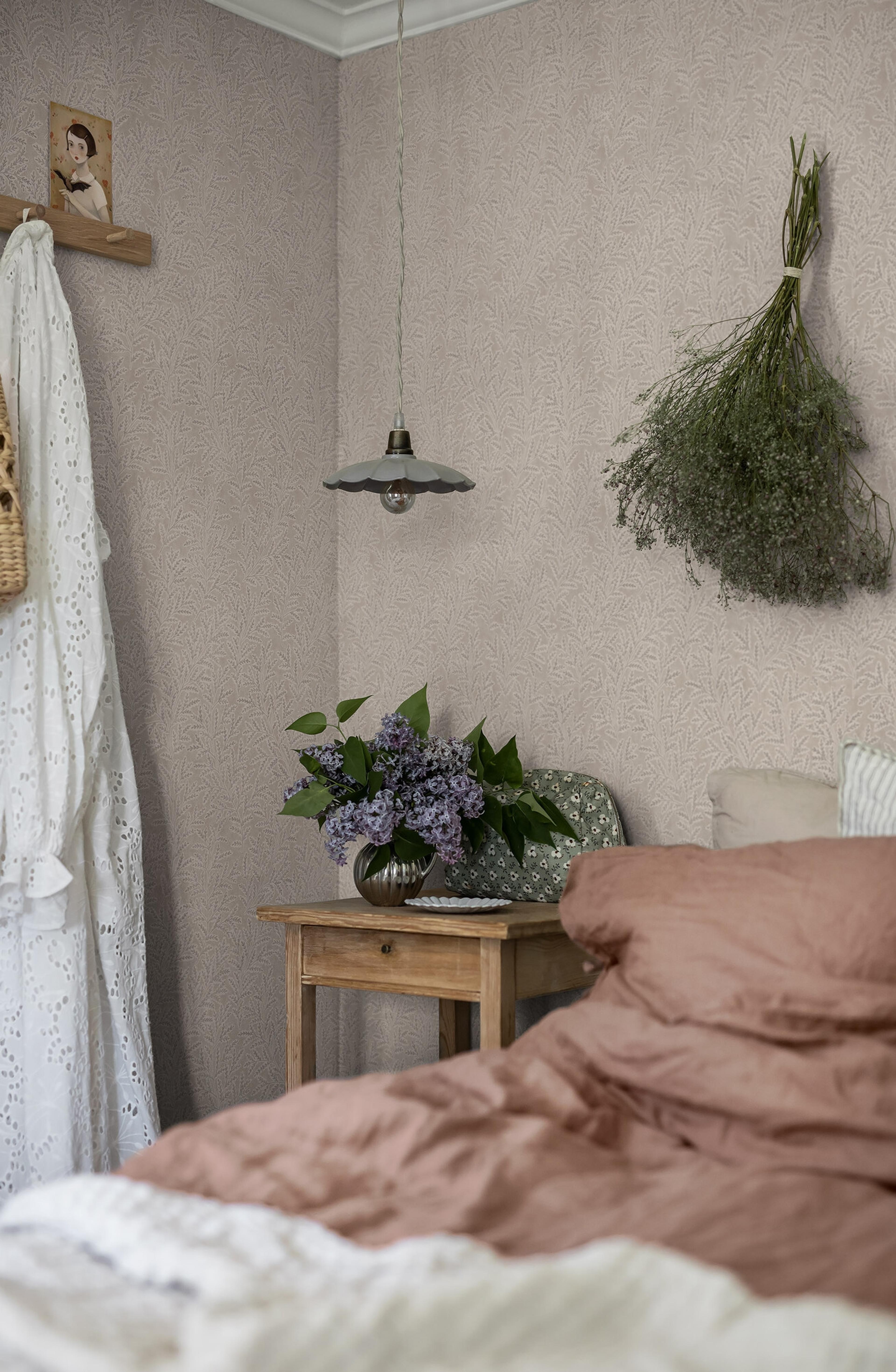 Molly´s Meadow dämpade beige toner tapet med botaniskt mönster i beige. Från kollektionen Cottage Garden. Nonwoven-material med förskjuten passning. Passar i vardagsrum, matsal och hall.​​​​‌﻿‍﻿​‍​‍‌‍﻿﻿‌﻿​‍‌‍‍‌‌‍‌﻿‌‍‍‌‌‍﻿‍​‍​‍​﻿‍‍​‍​‍‌﻿​﻿‌‍​‌‌‍﻿‍‌‍‍‌‌﻿‌​‌﻿‍‌​‍﻿‍‌‍‍‌‌‍﻿﻿​‍​‍​‍﻿​​‍​‍‌‍‍​‌﻿​‍‌‍‌‌‌‍‌‍​‍​‍​﻿‍‍​‍​‍‌‍‍​‌﻿‌​‌﻿‌​‌﻿​​‌﻿​﻿​﻿‍‍​‍﻿﻿​‍﻿﻿‌﻿‌﻿‌﻿‌﻿‌﻿‌﻿​‍﻿‍‌‍​﻿‌‍﻿﻿‌‍﻿​‌‍﻿﻿‌﻿​‍‌‍​‌‌‍﻿‌‌‍​‌​‍﻿‍‌﻿​﻿‌‍‌‌​‍﻿﻿‌﻿​﻿‌﻿‌​‌﻿‌‌‌‍‌​‌‍‍‌‌‍﻿﻿​‍﻿﻿‌‍‍‌‌‍﻿‍‌﻿‌​‌‍‌‌‌‍﻿‍‌﻿‌​​‍﻿﻿‌‍‌‌‌‍‌​‌‍‍‌‌﻿‌​​‍﻿﻿‌‍﻿‌‌‍﻿﻿‌‍‌​‌‍‌‌​﻿﻿‌‌﻿​​‌﻿​‍‌‍‌‌‌﻿​﻿‌‍‌‌‌‍﻿‍‌﻿‌​‌‍​‌‌﻿‌​‌‍‍‌‌‍﻿﻿‌‍﻿‍​﻿‍﻿‌‍‍‌‌‍‌​​﻿﻿‌‌‍‍‌‌‍﻿‌‌‍​‌‌‍‌﻿‌‍‌‌​‍﻿‌‌‍‌‌‌‍‌‌​﻿‌‌​﻿​​‌‍​‌​﻿‌‌‌‍‌‌‌‍​‍‌‍‌‌​﻿‍​​﻿‌‌​﻿‌﻿‌‍‌​​﻿‌​‌‍​‍​﻿‌﻿​﻿​﻿‌‍‌‌‌‍​﻿​﻿‍‌​﻿​‌​﻿‍‌​﻿‍​​﻿‍​​﻿​​​﻿​​‌‍‌​​﻿‌‍‌‍​‌​﻿​﻿​﻿‌​‌‍​﻿‌‍​‍​﻿‍‌​﻿​‌​﻿​﻿​﻿‌‍​﻿‌‌‌‍​‌‌‍​‍​‍﻿‌​﻿​‌​﻿​﻿​﻿​​​﻿‌﻿‌﻿‍​​﻿​‍​﻿​​​﻿​​​﻿​​​‍﻿‌‌‍‍‍‌﻿​​‌‍‌﻿​﻿‍﻿‌﻿‌​‌﻿‍‌‌﻿​​‌‍‌‌​﻿﻿‌‌﻿​﻿‌‍​‌‌‍﻿‍‌‍‍‌‌﻿‌​‌﻿‍‌​‍﻿‍‌‍‍‌‌‍﻿‌‌‍​‌‌‍‌﻿‌‍‌‌‌​​‌‌﻿​﻿‌﻿​﻿‌‍‌‌‌﻿‌​​﻿‍﻿‌﻿​​‌‍​‌‌﻿‌​‌‍‍​​﻿﻿‌‌‍​‌‌‍﻿​‌﻿‌​‌‌‌​‌‍‌‌‌﻿‍​‌﻿‌​​﻿﻿﻿‌‍​‍‌‍​‌‌﻿​﻿‌‍‌‌‌‌‌‌‌﻿​‍‌‍﻿​​﻿﻿‌‌‍‍​‌﻿‌​‌﻿‌​‌﻿​​‌﻿​﻿​‍‌‌​﻿​﻿‌​​‌​‍‌‌​﻿​‍‌​‌‍​‍‌‌​﻿​‍‌​‌‍‌﻿‌﻿‌﻿‌﻿‌﻿‌﻿​‍﻿‍‌‍​﻿‌‍﻿﻿‌‍﻿​‌‍﻿﻿‌﻿​‍‌‍​‌‌‍﻿‌‌‍​‌​‍﻿‍‌﻿​﻿‌‍‌‌​‍‌‌​﻿​‍‌​‌‍‌﻿​﻿‌﻿‌​‌﻿‌‌‌‍‌​‌‍‍‌‌‍﻿﻿​‍‌‍‌‍‍‌‌‍‌​​﻿﻿‌‌‍‍‌‌‍﻿‌‌‍​‌‌‍‌﻿‌‍‌‌​‍﻿‌‌‍‌‌‌‍‌‌​﻿‌‌​﻿​​‌‍​‌​﻿‌‌‌‍‌‌‌‍​‍‌‍‌‌​﻿‍​​﻿‌‌​﻿‌﻿‌‍‌​​﻿‌​‌‍​‍​﻿‌﻿​﻿​﻿‌‍‌‌‌‍​﻿​﻿‍‌​﻿​‌​﻿‍‌​﻿‍​​﻿‍​​﻿​​​﻿​​‌‍‌​​﻿‌‍‌‍​‌​﻿​﻿​﻿‌​‌‍​﻿‌‍​‍​﻿‍‌​﻿​‌​﻿​﻿​﻿‌‍​﻿‌‌‌‍​‌‌‍​‍​‍﻿‌​﻿​‌​﻿​﻿​﻿​​​﻿‌﻿‌﻿‍​​﻿​‍​﻿​​​﻿​​​﻿​​​‍﻿‌‌‍‍‍‌﻿​​‌‍‌﻿​‍‌‍‌﻿‌​‌﻿‍‌‌﻿​​‌‍‌‌​﻿﻿‌‌﻿​﻿‌‍​‌‌‍﻿‍‌‍‍‌‌﻿‌​‌﻿‍‌​‍﻿‍‌‍‍‌‌‍﻿‌‌‍​‌‌‍‌﻿‌‍‌‌‌​​‌‌﻿​﻿‌﻿​﻿‌‍‌‌‌﻿‌​​‍‌‍‌﻿​​‌‍​‌‌﻿‌​‌‍‍​​﻿﻿‌‌‍​‌‌‍﻿​‌﻿‌​‌‌‌​‌‍‌‌‌﻿‍​‌﻿‌​​‍‌‍‌﻿​​‌‍‌‌‌﻿​‍‌﻿​﻿‌﻿​​‌‍‌‌‌‍​﻿‌﻿‌​‌‍‍‌‌﻿‌‍‌‍‌‌​﻿﻿‌‌﻿​​‌﻿‌‌‌‍​‍‌‍﻿​‌‍‍‌‌﻿​﻿‌‍‍​‌‍‌‌‌‍‌​​‍​‍‌﻿﻿‌