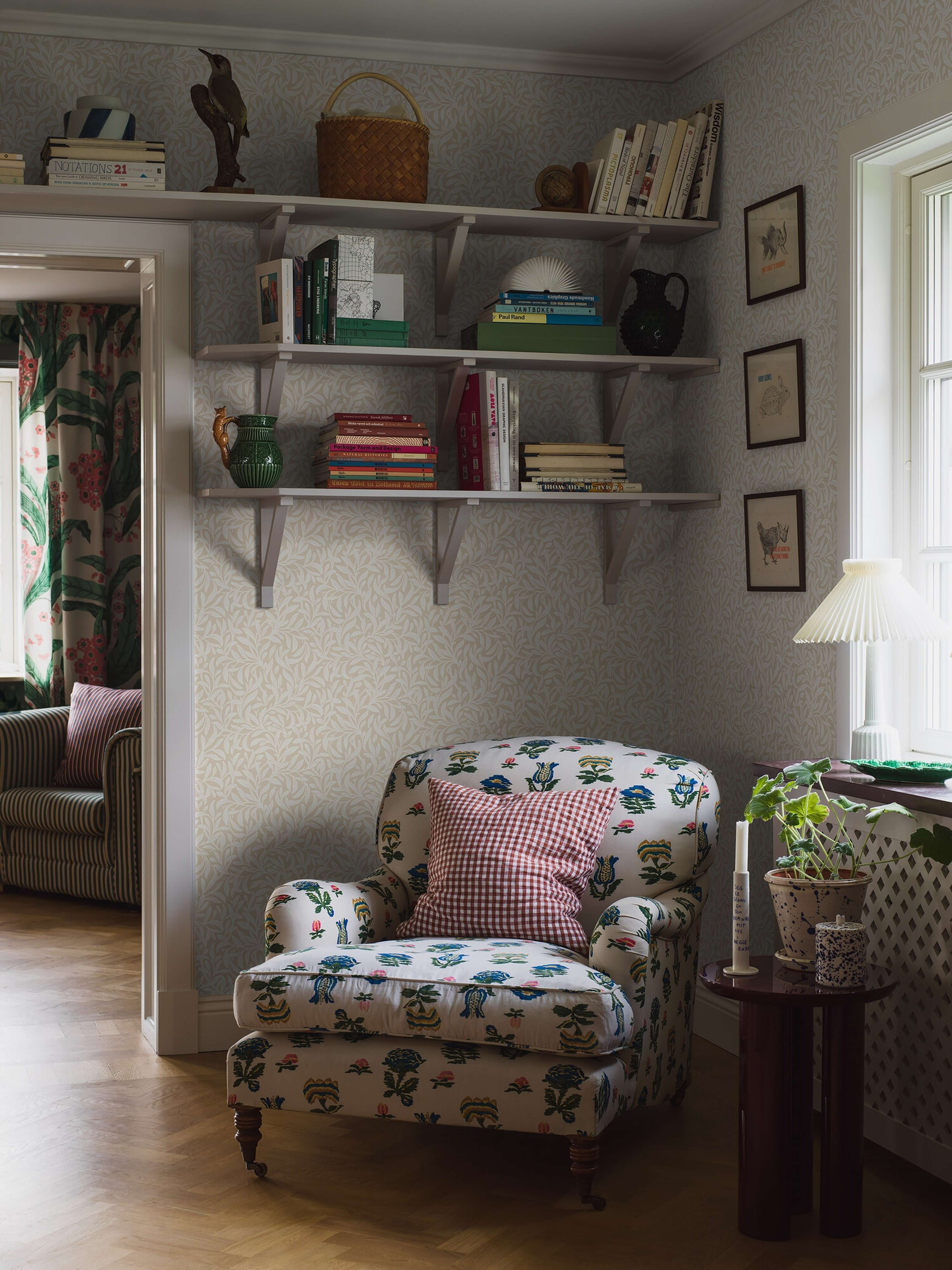 Vintergröna tapet med botaniskt mönster i beige. Från kollektionen New Heritage. Nonwoven-material med rak passning.​​​​‌﻿‍﻿​‍​‍‌‍﻿﻿‌﻿​‍‌‍‍‌‌‍‌﻿‌‍‍‌‌‍﻿‍​‍​‍​﻿‍‍​‍​‍‌﻿​﻿‌‍​‌‌‍﻿‍‌‍‍‌‌﻿‌​‌﻿‍‌​‍﻿‍‌‍‍‌‌‍﻿﻿​‍​‍​‍﻿​​‍​‍‌‍‍​‌﻿​‍‌‍‌‌‌‍‌‍​‍​‍​﻿‍‍​‍​‍‌‍‍​‌﻿‌​‌﻿‌​‌﻿​​‌﻿​﻿​﻿‍‍​‍﻿﻿​‍﻿﻿‌﻿‌﻿‌﻿‌﻿‌﻿‌﻿​‍﻿‍‌‍​﻿‌‍﻿﻿‌‍﻿​‌‍﻿﻿‌﻿​‍‌‍​‌‌‍﻿‌‌‍​‌​‍﻿‍‌﻿​﻿‌‍‌‌​‍﻿﻿‌﻿​﻿‌﻿‌​‌﻿‌‌‌‍‌​‌‍‍‌‌‍﻿﻿​‍﻿﻿‌‍‍‌‌‍﻿‍‌﻿‌​‌‍‌‌‌‍﻿‍‌﻿‌​​‍﻿﻿‌‍‌‌‌‍‌​‌‍‍‌‌﻿‌​​‍﻿﻿‌‍﻿‌‌‍﻿﻿‌‍‌​‌‍‌‌​﻿﻿‌‌﻿​​‌﻿​‍‌‍‌‌‌﻿​﻿‌‍‌‌‌‍﻿‍‌﻿‌​‌‍​‌‌﻿‌​‌‍‍‌‌‍﻿﻿‌‍﻿‍​﻿‍﻿‌‍‍‌‌‍‌​​﻿﻿‌‌‍‍‌‌‍﻿‌‌‍​‌‌‍‌﻿‌‍‌‌​‍﻿‌‌‍‌‌‌‍‌‍​﻿‌​‌‍​‍‌‍‌​​﻿‍​​﻿‍‌​﻿‌​​﻿​​‌‍‌‌​﻿‌​​﻿​‌​﻿​﻿​﻿‌‌​﻿​​​﻿‌﻿​﻿​‌​﻿‌‍‌‍‌​​﻿‍‌‌‍​‍​﻿‌‍‌‍‌​​﻿​‌​﻿​﻿​﻿​‍​﻿​‌‌‍​﻿‌‍​‍​﻿‌‌‌‍‌‌‌‍‌​‌‍‌​​﻿​​‌‍​﻿​﻿‌‍​﻿​﻿​﻿‍​​﻿​​​﻿‌‌​‍﻿‌​﻿​‌​﻿‌‌​﻿​​​﻿​​‌﻿‍​​﻿​‍​﻿​​​﻿​​​﻿​​​‍﻿‌‌‍‍‍‌﻿​​‌‍‌﻿​﻿‍﻿‌﻿‌​‌﻿‍‌‌﻿​​‌‍‌‌​﻿﻿‌‌﻿​﻿‌‍​‌‌‍﻿‍‌‍‍‌‌﻿‌​‌﻿‍‌​‍﻿‍‌‍‍‌‌‍﻿‌‌‍​‌‌‍‌﻿‌‍‌‌‌​​‌‌﻿​﻿‌﻿​﻿‌‍‌‌‌﻿‌​​﻿‍﻿‌﻿​​‌‍​‌‌﻿‌​‌‍‍​​﻿﻿‌‌‍​‌‌‍﻿​‌﻿‌​‌‌‌​‌‍‌‌‌﻿‍​‌﻿‌​​﻿﻿﻿‌‍​‍‌‍​‌‌﻿​﻿‌‍‌‌‌‌‌‌‌﻿​‍‌‍﻿​​﻿﻿‌‌‍‍​‌﻿‌​‌﻿‌​‌﻿​​‌﻿​﻿​‍‌‌​﻿​﻿‌​​‌​‍‌‌​﻿​‍‌​‌‍​‍‌‌​﻿​‍‌​‌‍‌﻿‌﻿‌﻿‌﻿‌﻿‌﻿​‍﻿‍‌‍​﻿‌‍﻿﻿‌‍﻿​‌‍﻿﻿‌﻿​‍‌‍​‌‌‍﻿‌‌‍​‌​‍﻿‍‌﻿​﻿‌‍‌‌​‍‌‌​﻿​‍‌​‌‍‌﻿​﻿‌﻿‌​‌﻿‌‌‌‍‌​‌‍‍‌‌‍﻿﻿​‍‌‍‌‍‍‌‌‍‌​​﻿﻿‌‌‍‍‌‌‍﻿‌‌‍​‌‌‍‌﻿‌‍‌‌​‍﻿‌‌‍‌‌‌‍‌‍​﻿‌​‌‍​‍‌‍‌​​﻿‍​​﻿‍‌​﻿‌​​﻿​​‌‍‌‌​﻿‌​​﻿​‌​﻿​﻿​﻿‌‌​﻿​​​﻿‌﻿​﻿​‌​﻿‌‍‌‍‌​​﻿‍‌‌‍​‍​﻿‌‍‌‍‌​​﻿​‌​﻿​﻿​﻿​‍​﻿​‌‌‍​﻿‌‍​‍​﻿‌‌‌‍‌‌‌‍‌​‌‍‌​​﻿​​‌‍​﻿​﻿‌‍​﻿​﻿​﻿‍​​﻿​​​﻿‌‌​‍﻿‌​﻿​‌​﻿‌‌​﻿​​​﻿​​‌﻿‍​​﻿​‍​﻿​​​﻿​​​﻿​​​‍﻿‌‌‍‍‍‌﻿​​‌‍‌﻿​‍‌‍‌﻿‌​‌﻿‍‌‌﻿​​‌‍‌‌​﻿﻿‌‌﻿​﻿‌‍​‌‌‍﻿‍‌‍‍‌‌﻿‌​‌﻿‍‌​‍﻿‍‌‍‍‌‌‍﻿‌‌‍​‌‌‍‌﻿‌‍‌‌‌​​‌‌﻿​﻿‌﻿​﻿‌‍‌‌‌﻿‌​​‍‌‍‌﻿​​‌‍​‌‌﻿‌​‌‍‍​​﻿﻿‌‌‍​‌‌‍﻿​‌﻿‌​‌‌‌​‌‍‌‌‌﻿‍​‌﻿‌​​‍‌‍‌﻿​​‌‍‌‌‌﻿​‍‌﻿​﻿‌﻿​​‌‍‌‌‌‍​﻿‌﻿‌​‌‍‍‌‌﻿‌‍‌‍‌‌​﻿﻿‌‌﻿​​‌﻿‌‌‌‍​‍‌‍﻿​‌‍‍‌‌﻿​﻿‌‍‍​‌‍‌‌‌‍‌​​‍​‍‌﻿﻿‌