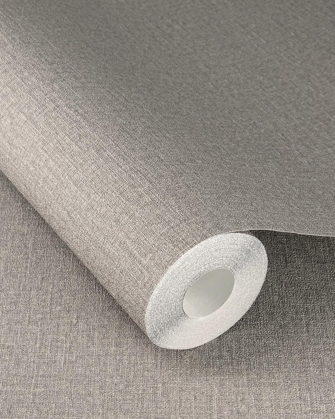 Serengeti 555875 tapet enfärgad i grå. Från kollektionen Serengeti. Nonwoven-material. Passar i vardagsrum och matsal.