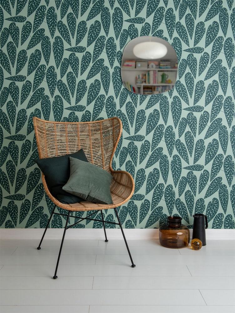 Jungle tapet från Midbec med botaniskt mönster i grön. Från kollektionen Seven Sisters. Nonwoven-material med förskjuten passning.