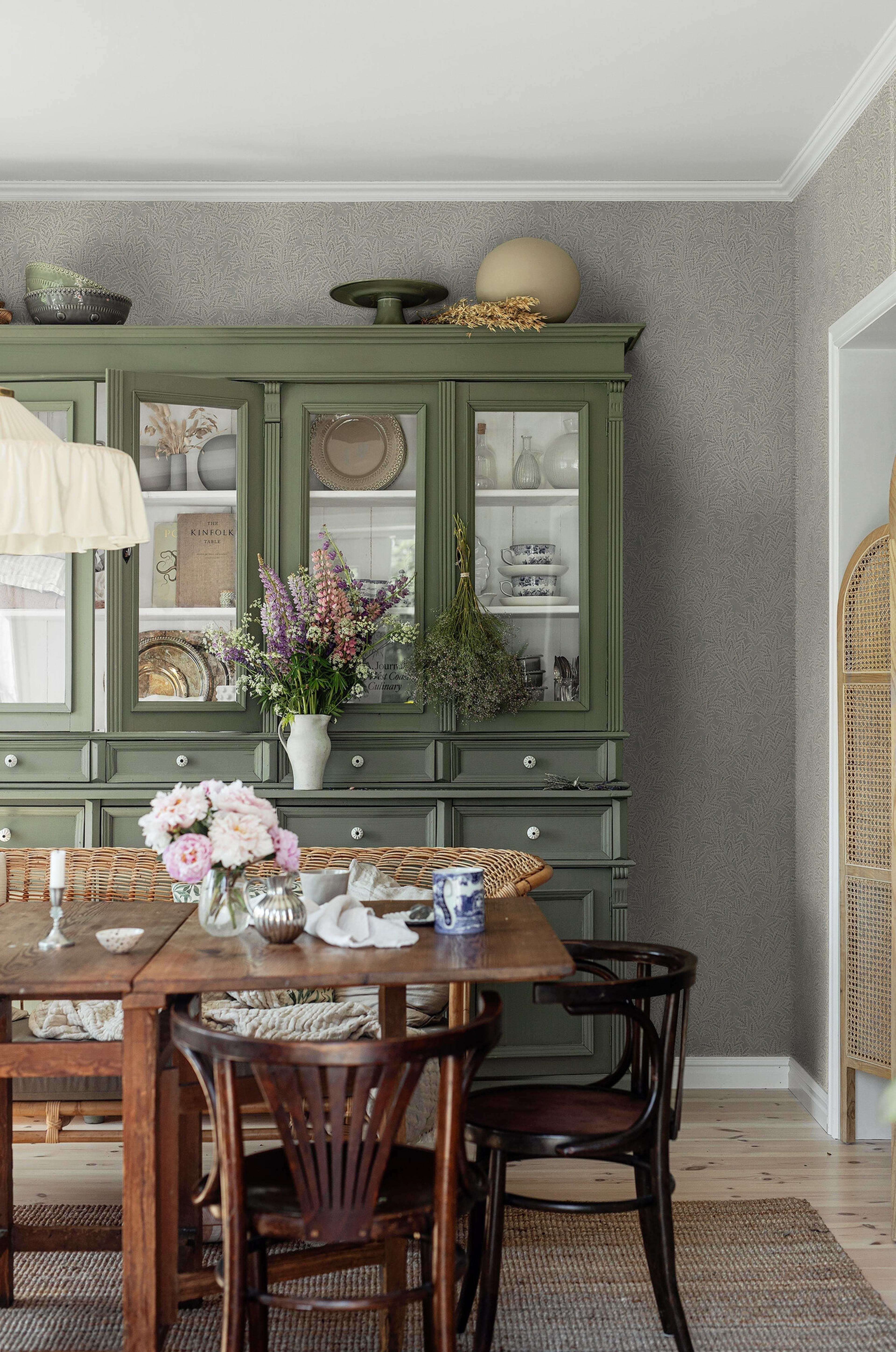 Molly´s Meadow dämpad grågrön tapet med botaniskt mönster i grön. Från kollektionen Cottage Garden. Nonwoven-material med förskjuten passning. Country-stil. Passar i vardagsrum, matsal och hall.​​​​‌﻿‍﻿​‍​‍‌‍﻿﻿‌﻿​‍‌‍‍‌‌‍‌﻿‌‍‍‌‌‍﻿‍​‍​‍​﻿‍‍​‍​‍‌﻿​﻿‌‍​‌‌‍﻿‍‌‍‍‌‌﻿‌​‌﻿‍‌​‍﻿‍‌‍‍‌‌‍﻿﻿​‍​‍​‍﻿​​‍​‍‌‍‍​‌﻿​‍‌‍‌‌‌‍‌‍​‍​‍​﻿‍‍​‍​‍‌‍‍​‌﻿‌​‌﻿‌​‌﻿​​‌﻿​﻿​﻿‍‍​‍﻿﻿​‍﻿﻿‌﻿‌﻿‌﻿‌﻿‌﻿‌﻿​‍﻿‍‌‍​﻿‌‍﻿﻿‌‍﻿​‌‍﻿﻿‌﻿​‍‌‍​‌‌‍﻿‌‌‍​‌​‍﻿‍‌﻿​﻿‌‍‌‌​‍﻿﻿‌﻿​﻿‌﻿‌​‌﻿‌‌‌‍‌​‌‍‍‌‌‍﻿﻿​‍﻿﻿‌‍‍‌‌‍﻿‍‌﻿‌​‌‍‌‌‌‍﻿‍‌﻿‌​​‍﻿﻿‌‍‌‌‌‍‌​‌‍‍‌‌﻿‌​​‍﻿﻿‌‍﻿‌‌‍﻿﻿‌‍‌​‌‍‌‌​﻿﻿‌‌﻿​​‌﻿​‍‌‍‌‌‌﻿​﻿‌‍‌‌‌‍﻿‍‌﻿‌​‌‍​‌‌﻿‌​‌‍‍‌‌‍﻿﻿‌‍﻿‍​﻿‍﻿‌‍‍‌‌‍‌​​﻿﻿‌‌‍‍‌‌‍﻿‌‌‍​‌‌‍‌﻿‌‍‌‌​‍﻿‌‌‍‌‍​﻿​​​﻿​﻿‌‍‌‌​﻿​‌​﻿‌‌​﻿‍‌​﻿‍‌‌‍‌​​﻿​﻿​﻿‍​‌‍​﻿​﻿​‌​﻿‌﻿​﻿‌​​﻿‍‌‌‍​﻿​﻿​﻿​﻿‌‍‌‍‌‌‌‍‌‍​﻿​​​﻿​﻿‌‍​﻿​﻿​​​﻿‍​​﻿‍​‌‍​‍​﻿​‍‌‍​‌​﻿‍​‌‍‌​​﻿​‌​﻿​‍​﻿​​​﻿​‌​﻿‌​​﻿​‌​﻿‌‍‌‍​‍​‍﻿‌​﻿​‌​﻿​﻿​﻿​‍​﻿‌‍‌﻿‍​​﻿​‍​﻿​​​﻿​​​﻿​​​‍﻿‌‌‍‍‍‌﻿​​‌‍‌﻿​﻿‍﻿‌﻿‌​‌﻿‍‌‌﻿​​‌‍‌‌​﻿﻿‌‌﻿​﻿‌‍​‌‌‍﻿‍‌‍‍‌‌﻿‌​‌﻿‍‌​‍﻿‍‌‍‍‌‌‍﻿‌‌‍​‌‌‍‌﻿‌‍‌‌‌​​‌‌﻿​﻿‌﻿​﻿‌‍‌‌‌﻿‌​​﻿‍﻿‌﻿​​‌‍​‌‌﻿‌​‌‍‍​​﻿﻿‌‌‍​‌‌‍﻿​‌﻿‌​‌‌‌​‌‍‌‌‌﻿‍​‌﻿‌​​﻿﻿﻿‌‍​‍‌‍​‌‌﻿​﻿‌‍‌‌‌‌‌‌‌﻿​‍‌‍﻿​​﻿﻿‌‌‍‍​‌﻿‌​‌﻿‌​‌﻿​​‌﻿​﻿​‍‌‌​﻿​﻿‌​​‌​‍‌‌​﻿​‍‌​‌‍​‍‌‌​﻿​‍‌​‌‍‌﻿‌﻿‌﻿‌﻿‌﻿‌﻿​‍﻿‍‌‍​﻿‌‍﻿﻿‌‍﻿​‌‍﻿﻿‌﻿​‍‌‍​‌‌‍﻿‌‌‍​‌​‍﻿‍‌﻿​﻿‌‍‌‌​‍‌‌​﻿​‍‌​‌‍‌﻿​﻿‌﻿‌​‌﻿‌‌‌‍‌​‌‍‍‌‌‍﻿﻿​‍‌‍‌‍‍‌‌‍‌​​﻿﻿‌‌‍‍‌‌‍﻿‌‌‍​‌‌‍‌﻿‌‍‌‌​‍﻿‌‌‍‌‍​﻿​​​﻿​﻿‌‍‌‌​﻿​‌​﻿‌‌​﻿‍‌​﻿‍‌‌‍‌​​﻿​﻿​﻿‍​‌‍​﻿​﻿​‌​﻿‌﻿​﻿‌​​﻿‍‌‌‍​﻿​﻿​﻿​﻿‌‍‌‍‌‌‌‍‌‍​﻿​​​﻿​﻿‌‍​﻿​﻿​​​﻿‍​​﻿‍​‌‍​‍​﻿​‍‌‍​‌​﻿‍​‌‍‌​​﻿​‌​﻿​‍​﻿​​​﻿​‌​﻿‌​​﻿​‌​﻿‌‍‌‍​‍​‍﻿‌​﻿​‌​﻿​﻿​﻿​‍​﻿‌‍‌﻿‍​​﻿​‍​﻿​​​﻿​​​﻿​​​‍﻿‌‌‍‍‍‌﻿​​‌‍‌﻿​‍‌‍‌﻿‌​‌﻿‍‌‌﻿​​‌‍‌‌​﻿﻿‌‌﻿​﻿‌‍​‌‌‍﻿‍‌‍‍‌‌﻿‌​‌﻿‍‌​‍﻿‍‌‍‍‌‌‍﻿‌‌‍​‌‌‍‌﻿‌‍‌‌‌​​‌‌﻿​﻿‌﻿​﻿‌‍‌‌‌﻿‌​​‍‌‍‌﻿​​‌‍​‌‌﻿‌​‌‍‍​​﻿﻿‌‌‍​‌‌‍﻿​‌﻿‌​‌‌‌​‌‍‌‌‌﻿‍​‌﻿‌​​‍‌‍‌﻿​​‌‍‌‌‌﻿​‍‌﻿​﻿‌﻿​​‌‍‌‌‌‍​﻿‌﻿‌​‌‍‍‌‌﻿‌‍‌‍‌‌​﻿﻿‌‌﻿​​‌﻿‌‌‌‍​‍‌‍﻿​‌‍‍‌‌﻿​﻿‌‍‍​‌‍‌‌‌‍‌​​‍​‍‌﻿﻿‌