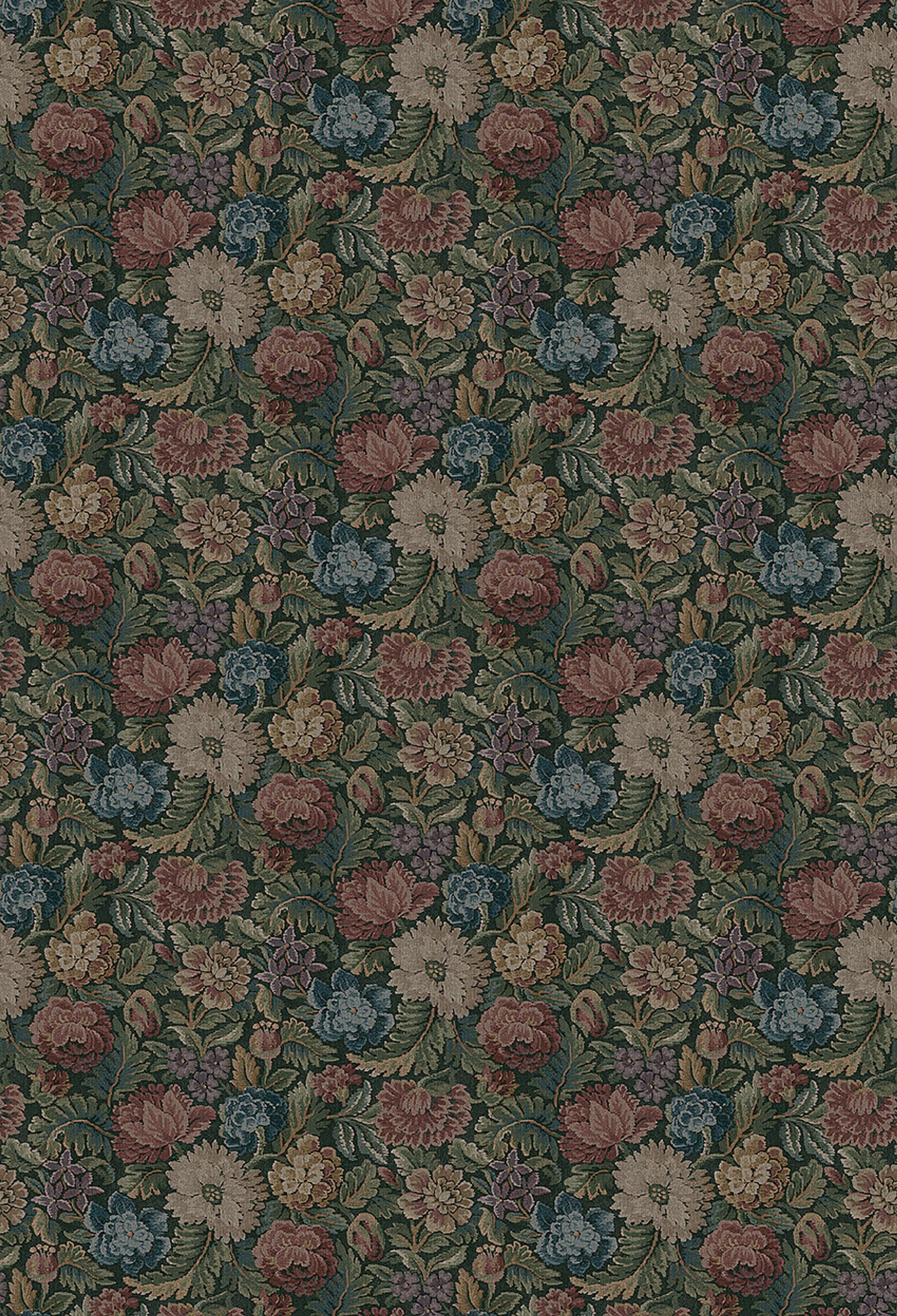 Nightingale Garden Mural mättade toner av grönt, rubinrött tapet med blommigt mönster i röd och grön. Från kollektionen Cottage Garden. Nonwoven-material med rak passning. Passar i vardagsrum, matsal och hall.