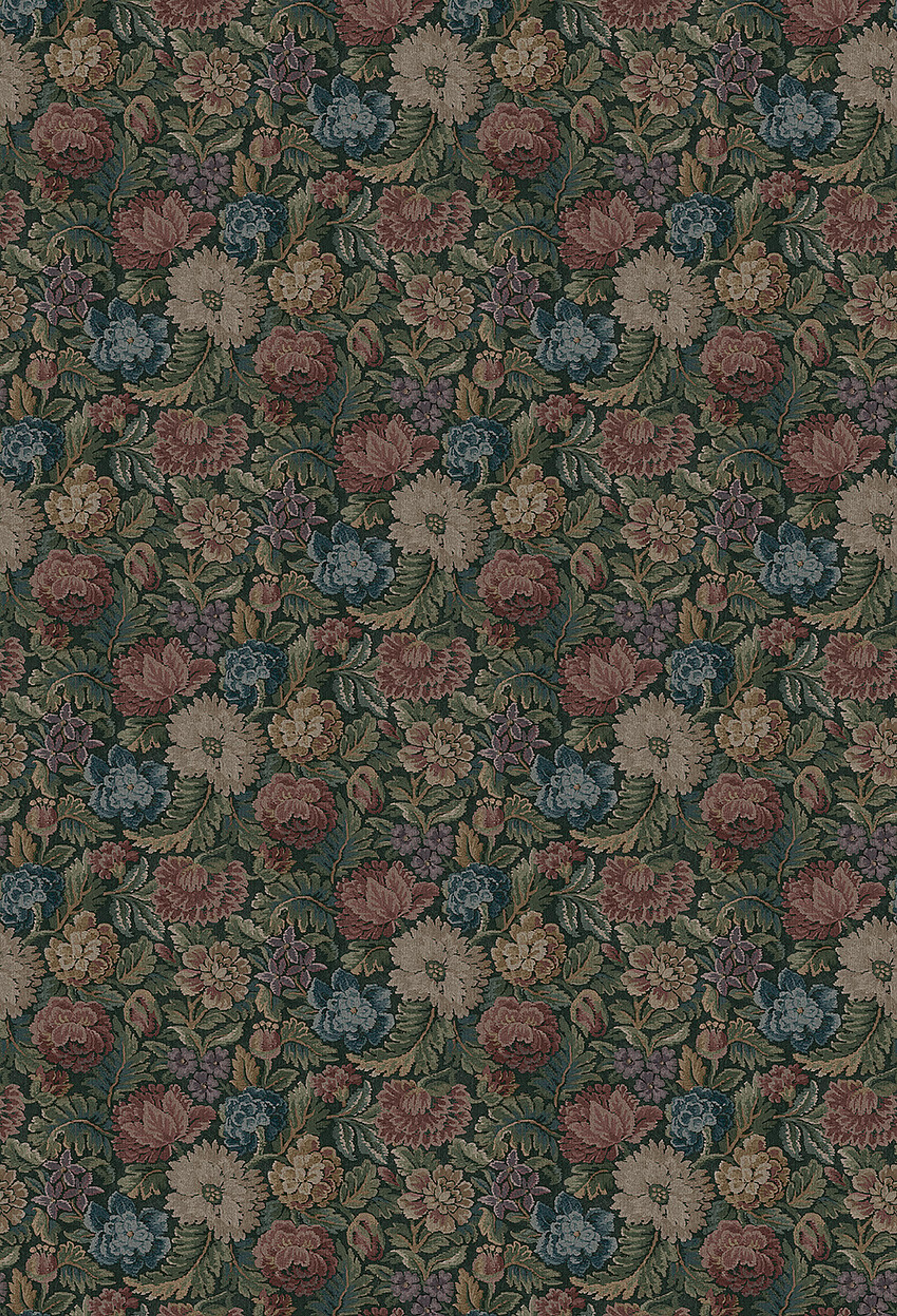 Nightingale Garden Mural mättade toner av grönt, rubinrött tapet med blommigt mönster i röd och grön. Från kollektionen Cottage Garden. Nonwoven-material med rak passning. Passar i vardagsrum, matsal och hall.