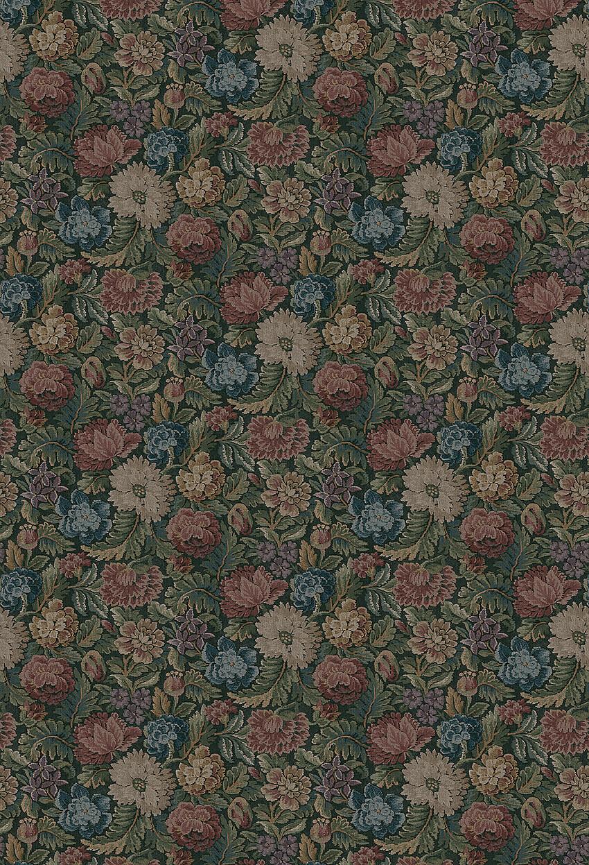 Nightingale Garden Mural mättade toner av grönt, rubinrött tapet med blommigt mönster i röd och grön. Från kollektionen Cottage Garden. Nonwoven-material med rak passning. Passar i vardagsrum, matsal och hall.