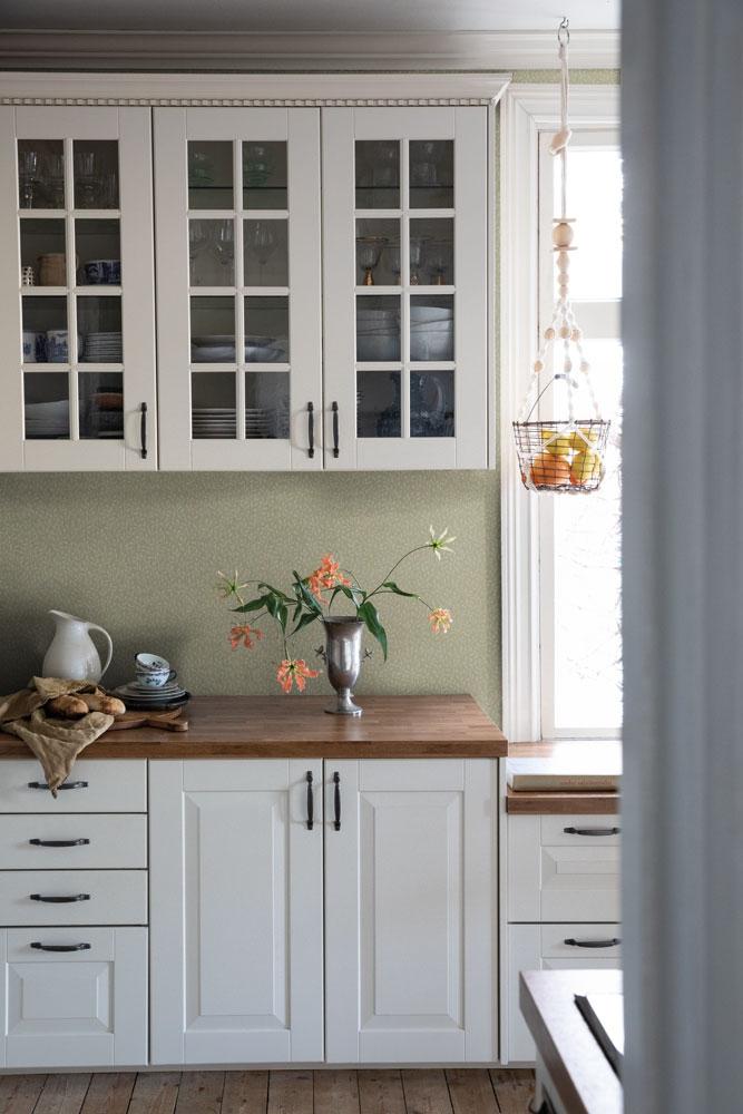 Saga tapet från Midbec med botaniskt mönster i grön. Från kollektionen Havsblick. Nonwoven-material med rak passning.