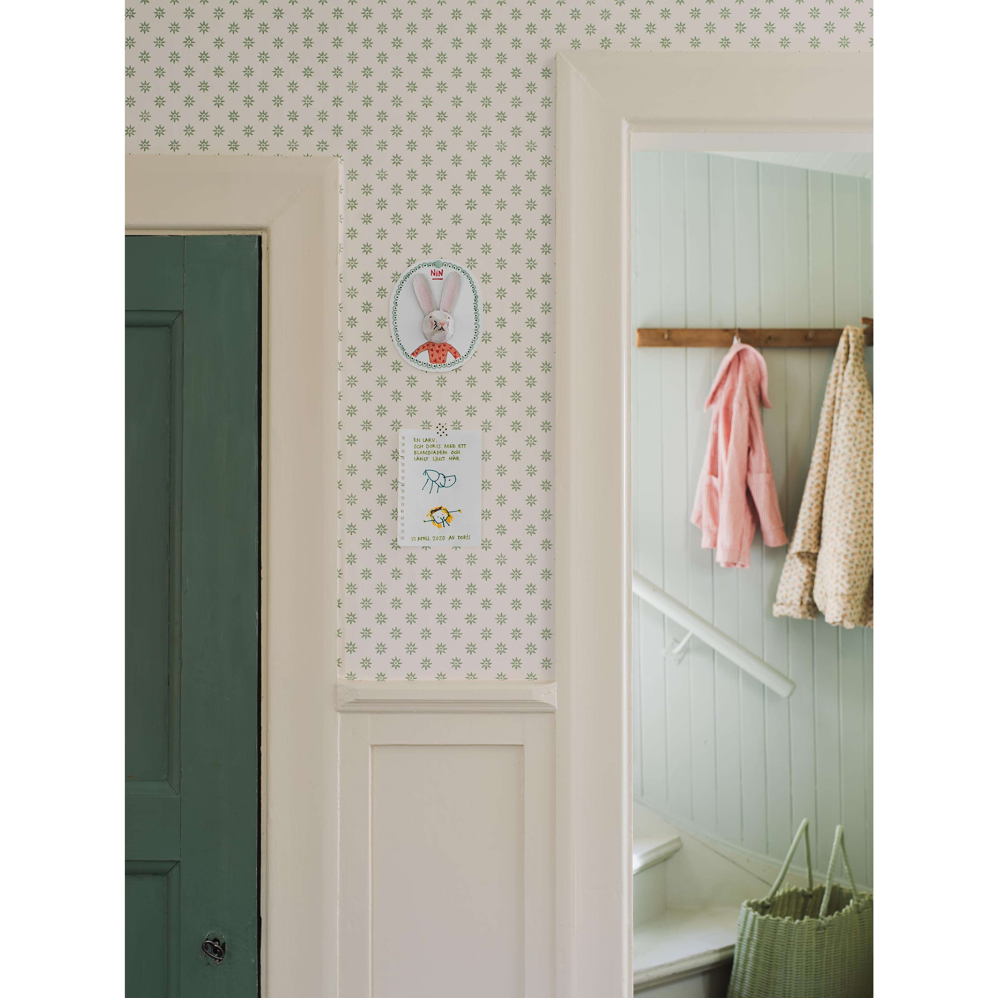 Skogsstjärna grön, tapet tapet med småmönstrat, blommigt mönster i grön. Från kollektionen Nordic Folk. Nonwoven-material med rak passning. Passar i kök.​​​​‌﻿‍﻿​‍​‍‌‍﻿﻿‌﻿​‍‌‍‍‌‌‍‌﻿‌‍‍‌‌‍﻿‍​‍​‍​﻿‍‍​‍​‍‌﻿​﻿‌‍​‌‌‍﻿‍‌‍‍‌‌﻿‌​‌﻿‍‌​‍﻿‍‌‍‍‌‌‍﻿﻿​‍​‍​‍﻿​​‍​‍‌‍‍​‌﻿​‍‌‍‌‌‌‍‌‍​‍​‍​﻿‍‍​‍​‍‌‍‍​‌﻿‌​‌﻿‌​‌﻿​​‌﻿​﻿​﻿‍‍​‍﻿﻿​‍﻿﻿‌﻿‌﻿‌﻿‌﻿‌﻿‌﻿​‍﻿‍‌‍​﻿‌‍﻿﻿‌‍﻿​‌‍﻿﻿‌﻿​‍‌‍​‌‌‍﻿‌‌‍​‌​‍﻿‍‌﻿​﻿‌‍‌‌​‍﻿﻿‌﻿​﻿‌﻿‌​‌﻿‌‌‌‍‌​‌‍‍‌‌‍﻿﻿​‍﻿﻿‌‍‍‌‌‍﻿‍‌﻿‌​‌‍‌‌‌‍﻿‍‌﻿‌​​‍﻿﻿‌‍‌‌‌‍‌​‌‍‍‌‌﻿‌​​‍﻿﻿‌‍﻿‌‌‍﻿﻿‌‍‌​‌‍‌‌​﻿﻿‌‌﻿​​‌﻿​‍‌‍‌‌‌﻿​﻿‌‍‌‌‌‍﻿‍‌﻿‌​‌‍​‌‌﻿‌​‌‍‍‌‌‍﻿﻿‌‍﻿‍​﻿‍﻿‌‍‍‌‌‍‌​​﻿﻿‌‌‍‍‌‌‍﻿‌‌‍​‌‌‍‌﻿‌‍‌‌​‍﻿‌‌‍‌‍​﻿​‍‌‍​‌​﻿‌﻿​﻿​​​﻿​‍​﻿‌​‌‍​‌​﻿​﻿​﻿​﻿‌‍​‍​﻿‌﻿​﻿‍​‌‍​‌‌‍‌‍​﻿‌​‌‍​‌​﻿‌‌​﻿​‌​﻿‌​‌‍‌​‌‍​‍​﻿‌﻿‌‍‌​‌‍​‌​﻿‌‌​﻿​﻿​﻿‌‌​﻿​﻿‌‍​﻿​﻿‌‌​﻿‌﻿‌‍‌‌‌‍‌‌​﻿‍​​﻿​﻿‌‍‌‌‌‍‌‌‌‍‌‌​﻿‌​​‍﻿‌​﻿​﻿​﻿​‍​﻿​​​﻿​​‌﻿‍​​﻿​﻿​﻿​‍​﻿​​​﻿​​​‍﻿‌‌‍‍‍‌﻿​​‌‍‌﻿​﻿‍﻿‌﻿‌​‌﻿‍‌‌﻿​​‌‍‌‌​﻿﻿‌‌﻿​﻿‌‍​‌‌‍﻿‍‌‍‍‌‌﻿‌​‌﻿‍‌​‍﻿‍‌‍‍‌‌‍﻿‌‌‍​‌‌‍‌﻿‌‍‌‌‌​​‌‌﻿​﻿‌﻿​﻿‌‍‌‌‌﻿‌​​﻿‍﻿‌﻿​​‌‍​‌‌﻿‌​‌‍‍​​﻿﻿‌‌‍​‌‌‍﻿​‌﻿‌​‌‌‌​‌‍‌‌‌﻿‍​‌﻿‌​​﻿﻿﻿‌‍​‍‌‍​‌‌﻿​﻿‌‍‌‌‌‌‌‌‌﻿​‍‌‍﻿​​﻿﻿‌‌‍‍​‌﻿‌​‌﻿‌​‌﻿​​‌﻿​﻿​‍‌‌​﻿​﻿‌​​‌​‍‌‌​﻿​‍‌​‌‍​‍‌‌​﻿​‍‌​‌‍‌﻿‌﻿‌﻿‌﻿‌﻿‌﻿​‍﻿‍‌‍​﻿‌‍﻿﻿‌‍﻿​‌‍﻿﻿‌﻿​‍‌‍​‌‌‍﻿‌‌‍​‌​‍﻿‍‌﻿​﻿‌‍‌‌​‍‌‌​﻿​‍‌​‌‍‌﻿​﻿‌﻿‌​‌﻿‌‌‌‍‌​‌‍‍‌‌‍﻿﻿​‍‌‍‌‍‍‌‌‍‌​​﻿﻿‌‌‍‍‌‌‍﻿‌‌‍​‌‌‍‌﻿‌‍‌‌​‍﻿‌‌‍‌‍​﻿​‍‌‍​‌​﻿‌﻿​﻿​​​﻿​‍​﻿‌​‌‍​‌​﻿​﻿​﻿​﻿‌‍​‍​﻿‌﻿​﻿‍​‌‍​‌‌‍‌‍​﻿‌​‌‍​‌​﻿‌‌​﻿​‌​﻿‌​‌‍‌​‌‍​‍​﻿‌﻿‌‍‌​‌‍​‌​﻿‌‌​﻿​﻿​﻿‌‌​﻿​﻿‌‍​﻿​﻿‌‌​﻿‌﻿‌‍‌‌‌‍‌‌​﻿‍​​﻿​﻿‌‍‌‌‌‍‌‌‌‍‌‌​﻿‌​​‍﻿‌​﻿​﻿​﻿​‍​﻿​​​﻿​​‌﻿‍​​﻿​﻿​﻿​‍​﻿​​​﻿​​​‍﻿‌‌‍‍‍‌﻿​​‌‍‌﻿​‍‌‍‌﻿‌​‌﻿‍‌‌﻿​​‌‍‌‌​﻿﻿‌‌﻿​﻿‌‍​‌‌‍﻿‍‌‍‍‌‌﻿‌​‌﻿‍‌​‍﻿‍‌‍‍‌‌‍﻿‌‌‍​‌‌‍‌﻿‌‍‌‌‌​​‌‌﻿​﻿‌﻿​﻿‌‍‌‌‌﻿‌​​‍‌‍‌﻿​​‌‍​‌‌﻿‌​‌‍‍​​﻿﻿‌‌‍​‌‌‍﻿​‌﻿‌​‌‌‌​‌‍‌‌‌﻿‍​‌﻿‌​​‍‌‍‌﻿​​‌‍‌‌‌﻿​‍‌﻿​﻿‌﻿​​‌‍‌‌‌‍​﻿‌﻿‌​‌‍‍‌‌﻿‌‍‌‍‌‌​﻿﻿‌‌﻿​​‌﻿‌‌‌‍​‍‌‍﻿​‌‍‍‌‌﻿​﻿‌‍‍​‌‍‌‌‌‍‌​​‍​‍‌﻿﻿‌