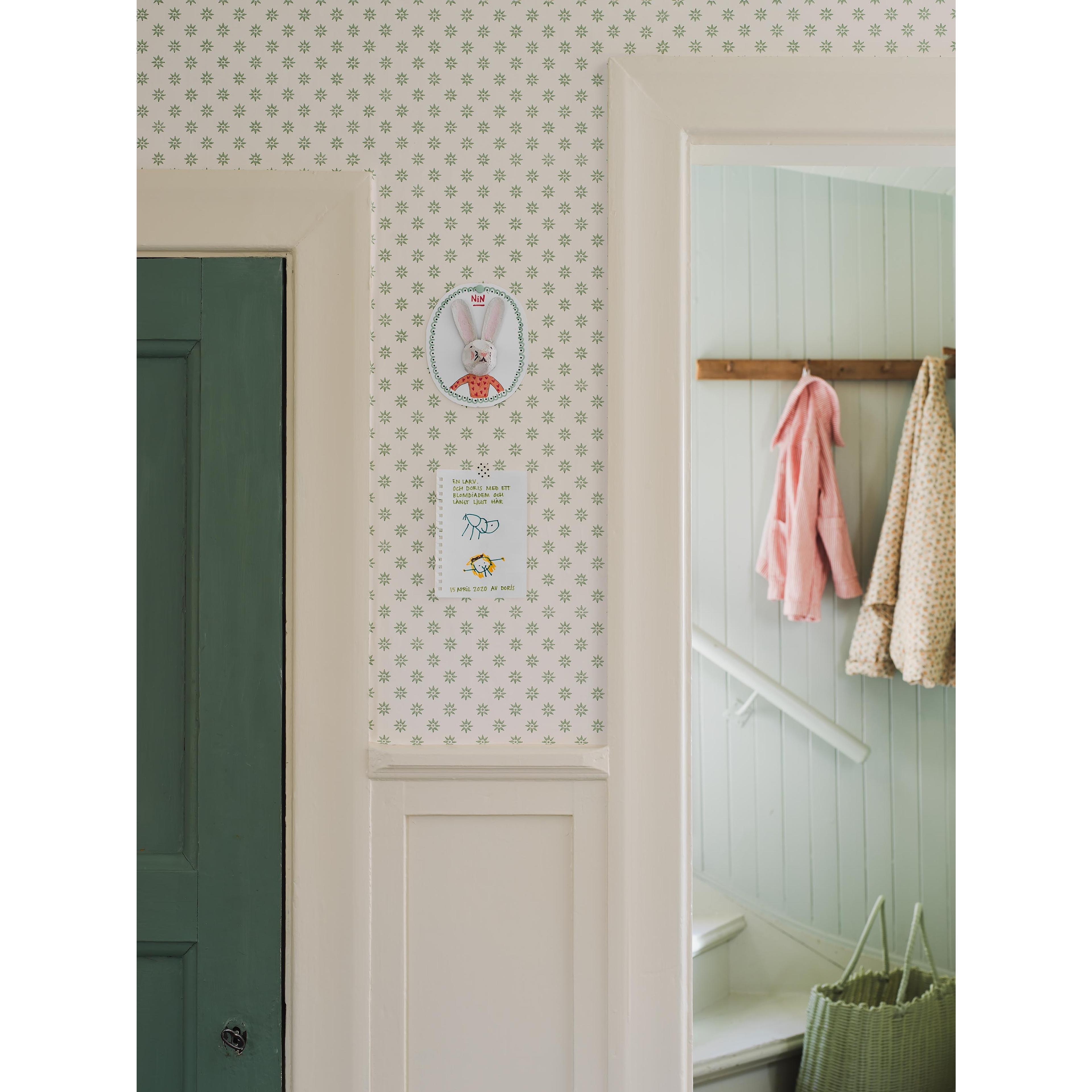 Skogsstjärna grön, tapet tapet med småmönstrat, blommigt mönster i grön. Från kollektionen Nordic Folk. Nonwoven-material med rak passning. Passar i kök.​​​​‌﻿‍﻿​‍​‍‌‍﻿﻿‌﻿​‍‌‍‍‌‌‍‌﻿‌‍‍‌‌‍﻿‍​‍​‍​﻿‍‍​‍​‍‌﻿​﻿‌‍​‌‌‍﻿‍‌‍‍‌‌﻿‌​‌﻿‍‌​‍﻿‍‌‍‍‌‌‍﻿﻿​‍​‍​‍﻿​​‍​‍‌‍‍​‌﻿​‍‌‍‌‌‌‍‌‍​‍​‍​﻿‍‍​‍​‍‌‍‍​‌﻿‌​‌﻿‌​‌﻿​​‌﻿​﻿​﻿‍‍​‍﻿﻿​‍﻿﻿‌﻿‌﻿‌﻿‌﻿‌﻿‌﻿​‍﻿‍‌‍​﻿‌‍﻿﻿‌‍﻿​‌‍﻿﻿‌﻿​‍‌‍​‌‌‍﻿‌‌‍​‌​‍﻿‍‌﻿​﻿‌‍‌‌​‍﻿﻿‌﻿​﻿‌﻿‌​‌﻿‌‌‌‍‌​‌‍‍‌‌‍﻿﻿​‍﻿﻿‌‍‍‌‌‍﻿‍‌﻿‌​‌‍‌‌‌‍﻿‍‌﻿‌​​‍﻿﻿‌‍‌‌‌‍‌​‌‍‍‌‌﻿‌​​‍﻿﻿‌‍﻿‌‌‍﻿﻿‌‍‌​‌‍‌‌​﻿﻿‌‌﻿​​‌﻿​‍‌‍‌‌‌﻿​﻿‌‍‌‌‌‍﻿‍‌﻿‌​‌‍​‌‌﻿‌​‌‍‍‌‌‍﻿﻿‌‍﻿‍​﻿‍﻿‌‍‍‌‌‍‌​​﻿﻿‌‌‍‍‌‌‍﻿‌‌‍​‌‌‍‌﻿‌‍‌‌​‍﻿‌‌‍‌‍​﻿​‍‌‍​‌​﻿‌﻿​﻿​​​﻿​‍​﻿‌​‌‍​‌​﻿​﻿​﻿​﻿‌‍​‍​﻿‌﻿​﻿‍​‌‍​‌‌‍‌‍​﻿‌​‌‍​‌​﻿‌‌​﻿​‌​﻿‌​‌‍‌​‌‍​‍​﻿‌﻿‌‍‌​‌‍​‌​﻿‌‌​﻿​﻿​﻿‌‌​﻿​﻿‌‍​﻿​﻿‌‌​﻿‌﻿‌‍‌‌‌‍‌‌​﻿‍​​﻿​﻿‌‍‌‌‌‍‌‌‌‍‌‌​﻿‌​​‍﻿‌​﻿​﻿​﻿​‍​﻿​​​﻿​​‌﻿‍​​﻿​﻿​﻿​‍​﻿​​​﻿​​​‍﻿‌‌‍‍‍‌﻿​​‌‍‌﻿​﻿‍﻿‌﻿‌​‌﻿‍‌‌﻿​​‌‍‌‌​﻿﻿‌‌﻿​﻿‌‍​‌‌‍﻿‍‌‍‍‌‌﻿‌​‌﻿‍‌​‍﻿‍‌‍‍‌‌‍﻿‌‌‍​‌‌‍‌﻿‌‍‌‌‌​​‌‌﻿​﻿‌﻿​﻿‌‍‌‌‌﻿‌​​﻿‍﻿‌﻿​​‌‍​‌‌﻿‌​‌‍‍​​﻿﻿‌‌‍​‌‌‍﻿​‌﻿‌​‌‌‌​‌‍‌‌‌﻿‍​‌﻿‌​​﻿﻿﻿‌‍​‍‌‍​‌‌﻿​﻿‌‍‌‌‌‌‌‌‌﻿​‍‌‍﻿​​﻿﻿‌‌‍‍​‌﻿‌​‌﻿‌​‌﻿​​‌﻿​﻿​‍‌‌​﻿​﻿‌​​‌​‍‌‌​﻿​‍‌​‌‍​‍‌‌​﻿​‍‌​‌‍‌﻿‌﻿‌﻿‌﻿‌﻿‌﻿​‍﻿‍‌‍​﻿‌‍﻿﻿‌‍﻿​‌‍﻿﻿‌﻿​‍‌‍​‌‌‍﻿‌‌‍​‌​‍﻿‍‌﻿​﻿‌‍‌‌​‍‌‌​﻿​‍‌​‌‍‌﻿​﻿‌﻿‌​‌﻿‌‌‌‍‌​‌‍‍‌‌‍﻿﻿​‍‌‍‌‍‍‌‌‍‌​​﻿﻿‌‌‍‍‌‌‍﻿‌‌‍​‌‌‍‌﻿‌‍‌‌​‍﻿‌‌‍‌‍​﻿​‍‌‍​‌​﻿‌﻿​﻿​​​﻿​‍​﻿‌​‌‍​‌​﻿​﻿​﻿​﻿‌‍​‍​﻿‌﻿​﻿‍​‌‍​‌‌‍‌‍​﻿‌​‌‍​‌​﻿‌‌​﻿​‌​﻿‌​‌‍‌​‌‍​‍​﻿‌﻿‌‍‌​‌‍​‌​﻿‌‌​﻿​﻿​﻿‌‌​﻿​﻿‌‍​﻿​﻿‌‌​﻿‌﻿‌‍‌‌‌‍‌‌​﻿‍​​﻿​﻿‌‍‌‌‌‍‌‌‌‍‌‌​﻿‌​​‍﻿‌​﻿​﻿​﻿​‍​﻿​​​﻿​​‌﻿‍​​﻿​﻿​﻿​‍​﻿​​​﻿​​​‍﻿‌‌‍‍‍‌﻿​​‌‍‌﻿​‍‌‍‌﻿‌​‌﻿‍‌‌﻿​​‌‍‌‌​﻿﻿‌‌﻿​﻿‌‍​‌‌‍﻿‍‌‍‍‌‌﻿‌​‌﻿‍‌​‍﻿‍‌‍‍‌‌‍﻿‌‌‍​‌‌‍‌﻿‌‍‌‌‌​​‌‌﻿​﻿‌﻿​﻿‌‍‌‌‌﻿‌​​‍‌‍‌﻿​​‌‍​‌‌﻿‌​‌‍‍​​﻿﻿‌‌‍​‌‌‍﻿​‌﻿‌​‌‌‌​‌‍‌‌‌﻿‍​‌﻿‌​​‍‌‍‌﻿​​‌‍‌‌‌﻿​‍‌﻿​﻿‌﻿​​‌‍‌‌‌‍​﻿‌﻿‌​‌‍‍‌‌﻿‌‍‌‍‌‌​﻿﻿‌‌﻿​​‌﻿‌‌‌‍​‍‌‍﻿​‌‍‍‌‌﻿​﻿‌‍‍​‌‍‌‌‌‍‌​​‍​‍‌﻿﻿‌