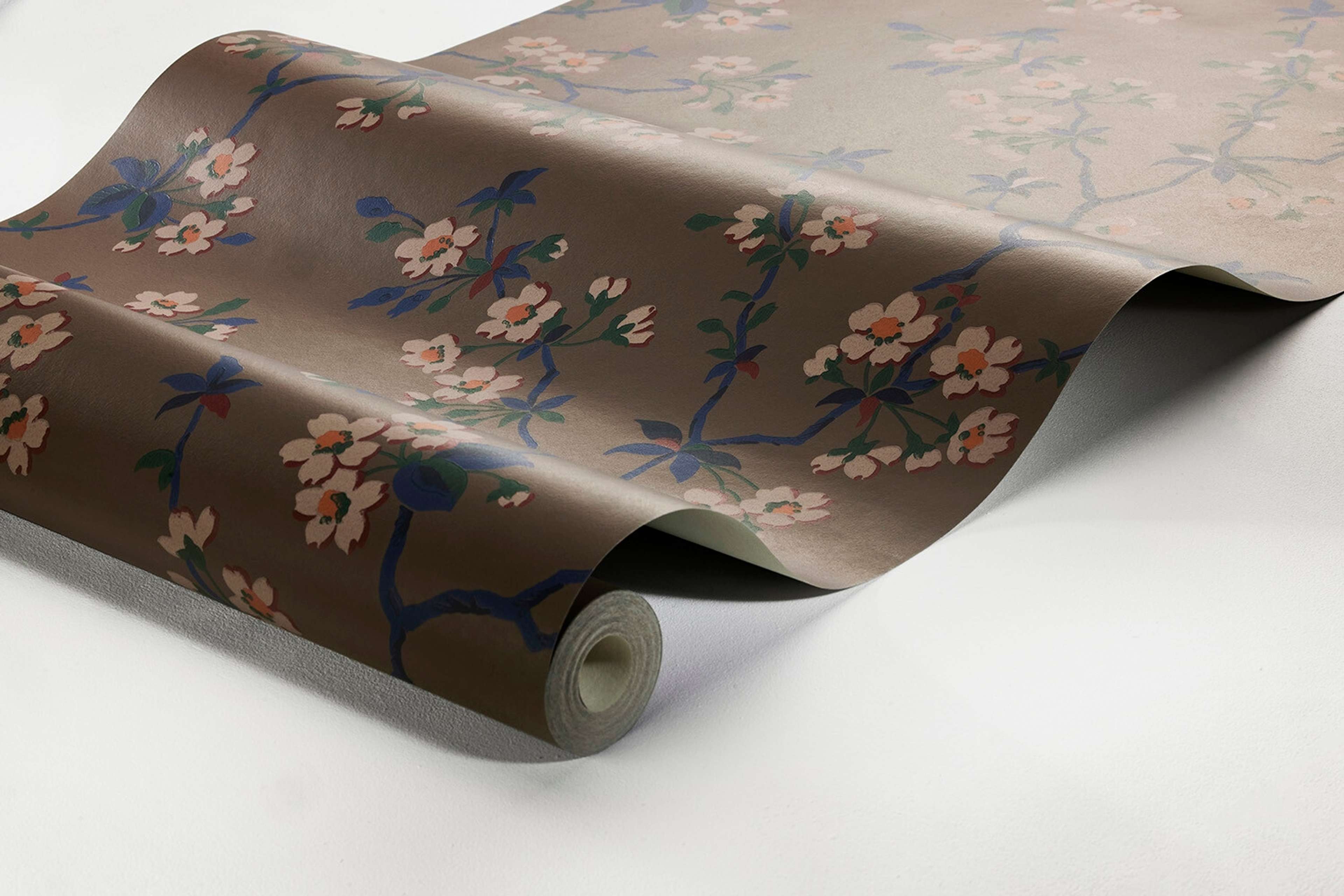 Trädgårdsstaden tapet med blommigt mönster i brun. Från kollektionen Alla Tiders Hus. Nonwoven-material med förskjuten passning. Passar i vardagsrum, matsal och kök.​​​​‌﻿‍﻿​‍​‍‌‍﻿﻿‌﻿​‍‌‍‍‌‌‍‌﻿‌‍‍‌‌‍﻿‍​‍​‍​﻿‍‍​‍​‍‌﻿​﻿‌‍​‌‌‍﻿‍‌‍‍‌‌﻿‌​‌﻿‍‌​‍﻿‍‌‍‍‌‌‍﻿﻿​‍​‍​‍﻿​​‍​‍‌‍‍​‌﻿​‍‌‍‌‌‌‍‌‍​‍​‍​﻿‍‍​‍​‍‌‍‍​‌﻿‌​‌﻿‌​‌﻿​​‌﻿​﻿​﻿‍‍​‍﻿﻿​‍﻿﻿‌﻿‌﻿‌﻿‌﻿‌﻿‌﻿​‍﻿‍‌‍​﻿‌‍﻿﻿‌‍﻿​‌‍﻿﻿‌﻿​‍‌‍​‌‌‍﻿‌‌‍​‌​‍﻿‍‌﻿​﻿‌‍‌‌​‍﻿﻿‌﻿​﻿‌﻿‌​‌﻿‌‌‌‍‌​‌‍‍‌‌‍﻿﻿​‍﻿﻿‌‍‍‌‌‍﻿‍‌﻿‌​‌‍‌‌‌‍﻿‍‌﻿‌​​‍﻿﻿‌‍‌‌‌‍‌​‌‍‍‌‌﻿‌​​‍﻿﻿‌‍﻿‌‌‍﻿﻿‌‍‌​‌‍‌‌​﻿﻿‌‌﻿​​‌﻿​‍‌‍‌‌‌﻿​﻿‌‍‌‌‌‍﻿‍‌﻿‌​‌‍​‌‌﻿‌​‌‍‍‌‌‍﻿﻿‌‍﻿‍​﻿‍﻿‌‍‍‌‌‍‌​​﻿﻿‌‌‍‍‌‌‍﻿‌‌‍​‌‌‍‌﻿‌‍‌‌​‍﻿‌‌‍‌‍​﻿​‍‌‍​‍‌‍​‌‌‍​‍‌‍‌‌‌‍​‍‌‍‌​‌‍​‍‌‍​‍​﻿‌﻿​﻿‍‌‌‍‌‍​﻿​‌​﻿‌‍‌‍​‍‌‍​﻿‌‍‌‍​﻿‍‌‌‍​‍​﻿‌​​﻿​‍​﻿​﻿‌‍‌‍‌‍​‍‌‍‌‍​﻿​‍‌‍‌‍​﻿​‌‌‍​‌​﻿​﻿​﻿​‌‌‍‌‍​﻿​﻿‌‍​‍‌‍‌‍‌‍‌‍‌‍‌‍‌‍​‌​﻿‌‌​‍﻿‌​﻿​‌​﻿‌‌​﻿​​​﻿​​‌﻿‍​​﻿​‌​﻿​​​﻿​​​﻿​​​‍﻿‌‌‍‍‍‌﻿​​‌‍‌﻿​﻿‍﻿‌﻿‌​‌﻿‍‌‌﻿​​‌‍‌‌​﻿﻿‌‌﻿​﻿‌‍​‌‌‍﻿‍‌‍‍‌‌﻿‌​‌﻿‍‌​‍﻿‍‌‍‍‌‌‍﻿‌‌‍​‌‌‍‌﻿‌‍‌‌‌​​‌‌﻿​﻿‌﻿​﻿‌‍‌‌‌﻿‌​​﻿‍﻿‌﻿​​‌‍​‌‌﻿‌​‌‍‍​​﻿﻿‌‌‍​‌‌‍﻿​‌﻿‌​‌‌‌​‌‍‌‌‌﻿‍​‌﻿‌​​﻿﻿﻿‌‍​‍‌‍​‌‌﻿​﻿‌‍‌‌‌‌‌‌‌﻿​‍‌‍﻿​​﻿﻿‌‌‍‍​‌﻿‌​‌﻿‌​‌﻿​​‌﻿​﻿​‍‌‌​﻿​﻿‌​​‌​‍‌‌​﻿​‍‌​‌‍​‍‌‌​﻿​‍‌​‌‍‌﻿‌﻿‌﻿‌﻿‌﻿‌﻿​‍﻿‍‌‍​﻿‌‍﻿﻿‌‍﻿​‌‍﻿﻿‌﻿​‍‌‍​‌‌‍﻿‌‌‍​‌​‍﻿‍‌﻿​﻿‌‍‌‌​‍‌‌​﻿​‍‌​‌‍‌﻿​﻿‌﻿‌​‌﻿‌‌‌‍‌​‌‍‍‌‌‍﻿﻿​‍‌‍‌‍‍‌‌‍‌​​﻿﻿‌‌‍‍‌‌‍﻿‌‌‍​‌‌‍‌﻿‌‍‌‌​‍﻿‌‌‍‌‍​﻿​‍‌‍​‍‌‍​‌‌‍​‍‌‍‌‌‌‍​‍‌‍‌​‌‍​‍‌‍​‍​﻿‌﻿​﻿‍‌‌‍‌‍​﻿​‌​﻿‌‍‌‍​‍‌‍​﻿‌‍‌‍​﻿‍‌‌‍​‍​﻿‌​​﻿​‍​﻿​﻿‌‍‌‍‌‍​‍‌‍‌‍​﻿​‍‌‍‌‍​﻿​‌‌‍​‌​﻿​﻿​﻿​‌‌‍‌‍​﻿​﻿‌‍​‍‌‍‌‍‌‍‌‍‌‍‌‍‌‍​‌​﻿‌‌​‍﻿‌​﻿​‌​﻿‌‌​﻿​​​﻿​​‌﻿‍​​﻿​‌​﻿​​​﻿​​​﻿​​​‍﻿‌‌‍‍‍‌﻿​​‌‍‌﻿​‍‌‍‌﻿‌​‌﻿‍‌‌﻿​​‌‍‌‌​﻿﻿‌‌﻿​﻿‌‍​‌‌‍﻿‍‌‍‍‌‌﻿‌​‌﻿‍‌​‍﻿‍‌‍‍‌‌‍﻿‌‌‍​‌‌‍‌﻿‌‍‌‌‌​​‌‌﻿​﻿‌﻿​﻿‌‍‌‌‌﻿‌​​‍‌‍‌﻿​​‌‍​‌‌﻿‌​‌‍‍​​﻿﻿‌‌‍​‌‌‍﻿​‌﻿‌​‌‌‌​‌‍‌‌‌﻿‍​‌﻿‌​​‍‌‍‌﻿​​‌‍‌‌‌﻿​‍‌﻿​﻿‌﻿​​‌‍‌‌‌‍​﻿‌﻿‌​‌‍‍‌‌﻿‌‍‌‍‌‌​﻿﻿‌‌﻿​​‌﻿‌‌‌‍​‍‌‍﻿​‌‍‍‌‌﻿​﻿‌‍‍​‌‍‌‌‌‍‌​​‍​‍‌﻿﻿‌