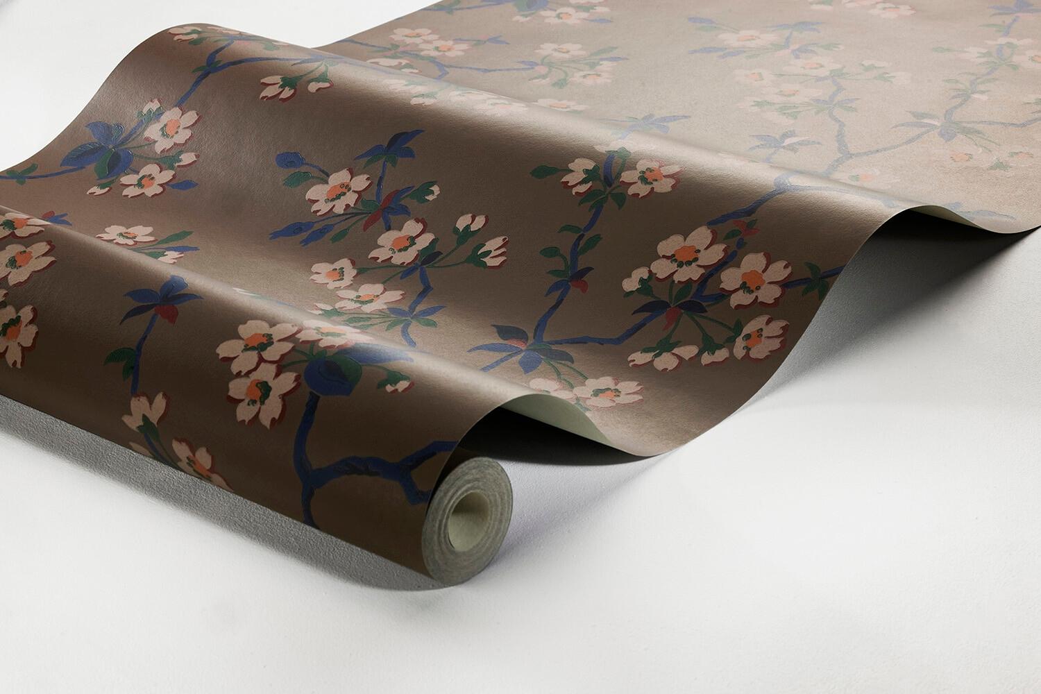 Trädgårdsstaden tapet med blommigt mönster i brun. Från kollektionen Alla Tiders Hus. Nonwoven-material med förskjuten passning. Passar i vardagsrum, matsal och kök.