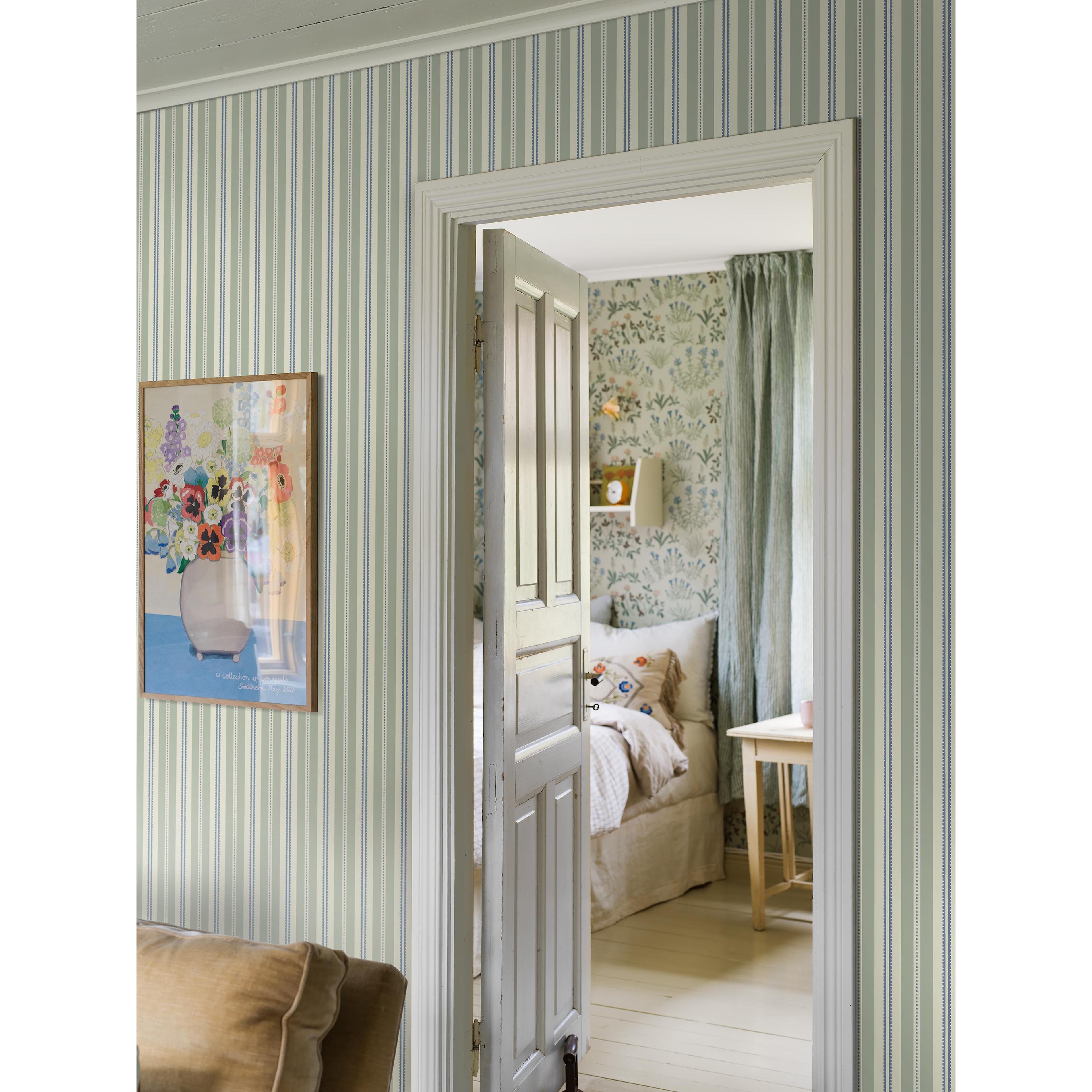 Hedda grönblå, tapet tapet med randigt mönster i grön. Från kollektionen Nordic Folk. Nonwoven-material. Passar i hall.