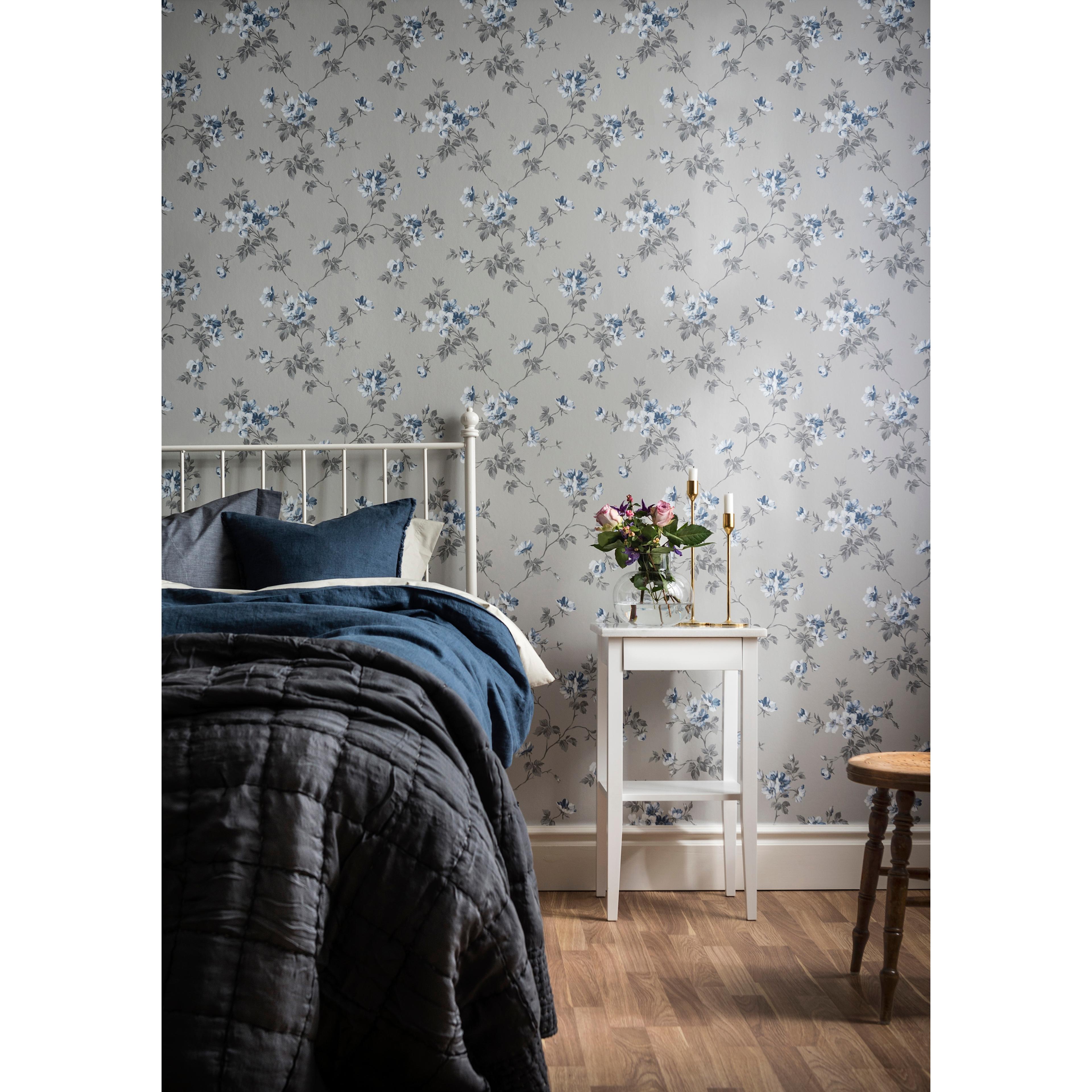 Kristina, gråblå tapet från duro med blommigt mönster i grå. Från kollektionen Duro 1900. Nonwoven-material med förskjuten mönsterpassning. Country-stil.