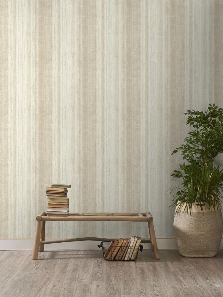 Flint tapet med randigt mönster i beige. Från kollektionen Malika. Nonwoven-material med rak passning. Passar i vardagsrum och matsal.