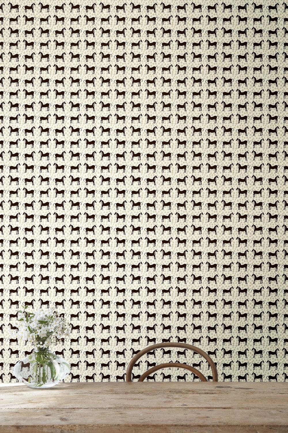 Musta Tamma tapet med djur mönster i vit. Från kollektionen Marimekko 6. Nonwoven-material med rak passning.