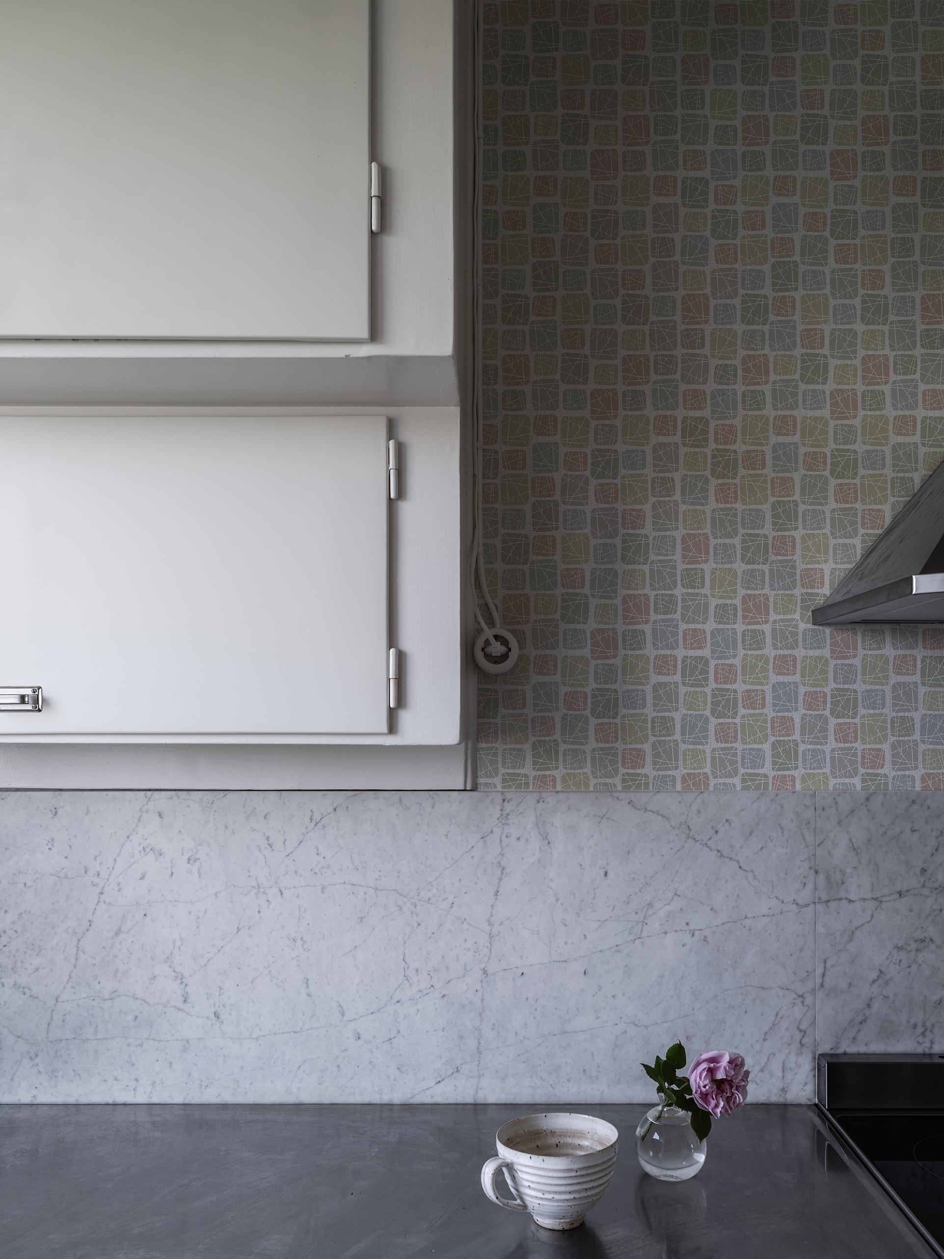 Annika multi tapet med grafiskt mönster i grön. Från kollektionen Gammalsvenska klassiker 1850–1950. Nonwoven-material med rak passning.