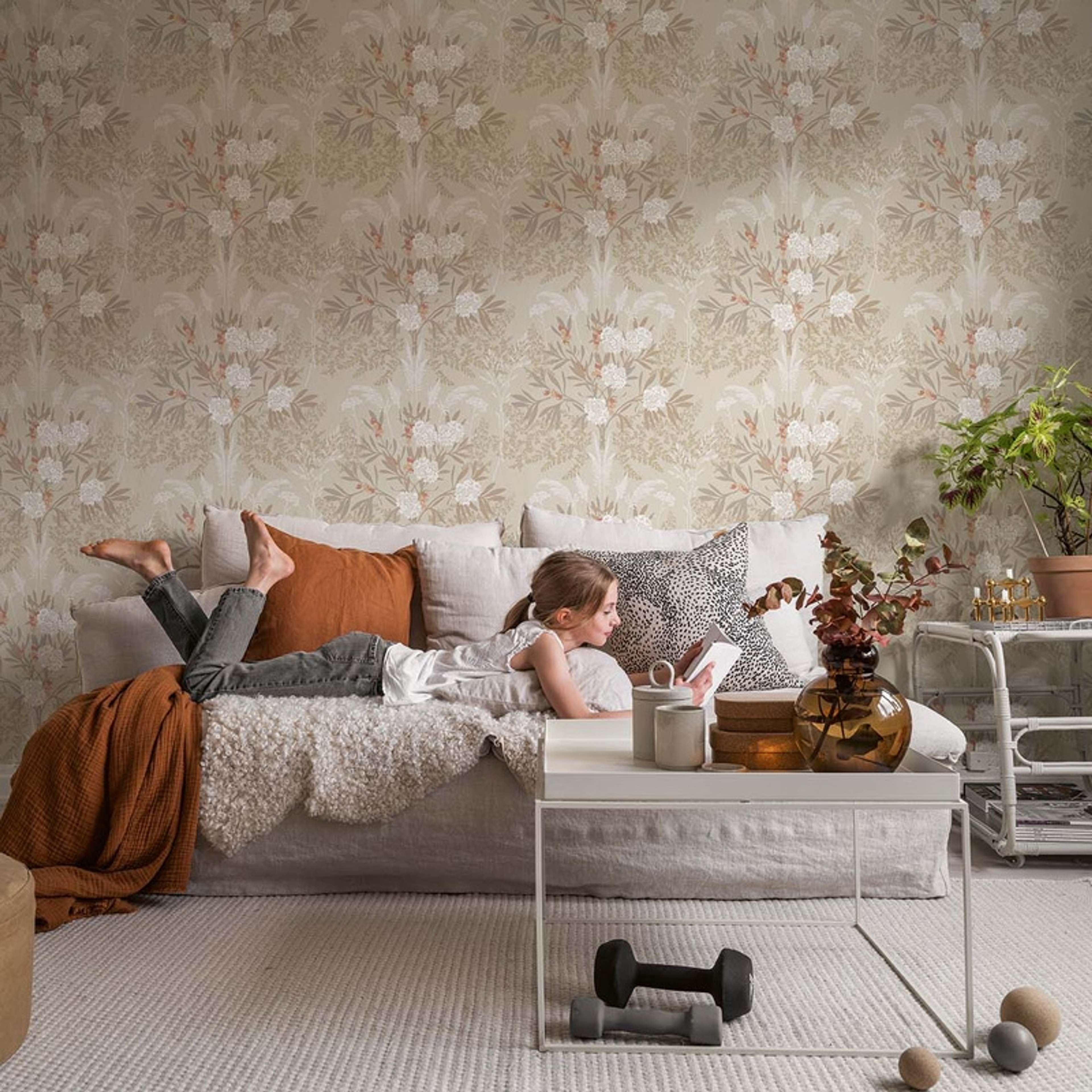 Strandäng, beige tapet tapet med blommigt mönster i beige. Från kollektionen Hav & Land. Nonwoven-material med förskjuten passning.​​​​‌﻿‍﻿​‍​‍‌‍﻿﻿‌﻿​‍‌‍‍‌‌‍‌﻿‌‍‍‌‌‍﻿‍​‍​‍​﻿‍‍​‍​‍‌﻿​﻿‌‍​‌‌‍﻿‍‌‍‍‌‌﻿‌​‌﻿‍‌​‍﻿‍‌‍‍‌‌‍﻿﻿​‍​‍​‍﻿​​‍​‍‌‍‍​‌﻿​‍‌‍‌‌‌‍‌‍​‍​‍​﻿‍‍​‍​‍‌‍‍​‌﻿‌​‌﻿‌​‌﻿​​‌﻿​﻿​﻿‍‍​‍﻿﻿​‍﻿﻿‌﻿‌﻿‌﻿‌﻿‌﻿‌﻿​‍﻿‍‌‍​﻿‌‍﻿﻿‌‍﻿​‌‍﻿﻿‌﻿​‍‌‍​‌‌‍﻿‌‌‍​‌​‍﻿‍‌﻿​﻿‌‍‌‌​‍﻿﻿‌﻿​﻿‌﻿‌​‌﻿‌‌‌‍‌​‌‍‍‌‌‍﻿﻿​‍﻿﻿‌‍‍‌‌‍﻿‍‌﻿‌​‌‍‌‌‌‍﻿‍‌﻿‌​​‍﻿﻿‌‍‌‌‌‍‌​‌‍‍‌‌﻿‌​​‍﻿﻿‌‍﻿‌‌‍﻿﻿‌‍‌​‌‍‌‌​﻿﻿‌‌﻿​​‌﻿​‍‌‍‌‌‌﻿​﻿‌‍‌‌‌‍﻿‍‌﻿‌​‌‍​‌‌﻿‌​‌‍‍‌‌‍﻿﻿‌‍﻿‍​﻿‍﻿‌‍‍‌‌‍‌​​﻿﻿‌‌‍‍‌‌‍﻿‌‌‍​‌‌‍‌﻿‌‍‌‌​‍﻿‌‌‍‌‍​﻿‌​‌‍‌‍​﻿‌‍‌‍‌‌‌‍​﻿​﻿​​‌‍‌​‌‍​﻿‌‍‌​​﻿​‍​﻿‍‌‌‍‌‍​﻿‍‌​﻿​‌‌‍​‍​﻿​‍​﻿‌‍‌‍‌‍‌‍​﻿​﻿‌‌‌‍‌‌​﻿​‍​﻿​﻿​﻿‌‌​﻿​​​﻿‍​‌‍‌‍‌‍​‍​﻿‍‌‌‍‌​​﻿‌​‌‍​﻿​﻿‌﻿‌‍​‍​﻿​​​﻿‌‌​﻿‍​​﻿‌﻿​﻿‌​​‍﻿‌​﻿‍​​﻿​​​﻿​​‌﻿‍​​﻿‍​​﻿​​​﻿​​​‍﻿‌‌‍‍‍‌﻿​​‌‍‌﻿​﻿‍﻿‌﻿‌​‌﻿‍‌‌﻿​​‌‍‌‌​﻿﻿‌‌﻿​﻿‌‍​‌‌‍﻿‍‌‍‍‌‌﻿‌​‌﻿‍‌​‍﻿‍‌‍‍‌‌‍﻿‌‌‍​‌‌‍‌﻿‌‍‌‌‌​​‌‌﻿​﻿‌﻿​﻿‌‍‌‌‌﻿‌​​﻿‍﻿‌﻿​​‌‍​‌‌﻿‌​‌‍‍​​﻿﻿‌‌‍​‌‌‍﻿​‌﻿‌​‌‌‌​‌‍‌‌‌﻿‍​‌﻿‌​​﻿﻿﻿‌‍​‍‌‍​‌‌﻿​﻿‌‍‌‌‌‌‌‌‌﻿​‍‌‍﻿​​﻿﻿‌‌‍‍​‌﻿‌​‌﻿‌​‌﻿​​‌﻿​﻿​‍‌‌​﻿​﻿‌​​‌​‍‌‌​﻿​‍‌​‌‍​‍‌‌​﻿​‍‌​‌‍‌﻿‌﻿‌﻿‌﻿‌﻿‌﻿​‍﻿‍‌‍​﻿‌‍﻿﻿‌‍﻿​‌‍﻿﻿‌﻿​‍‌‍​‌‌‍﻿‌‌‍​‌​‍﻿‍‌﻿​﻿‌‍‌‌​‍‌‌​﻿​‍‌​‌‍‌﻿​﻿‌﻿‌​‌﻿‌‌‌‍‌​‌‍‍‌‌‍﻿﻿​‍‌‍‌‍‍‌‌‍‌​​﻿﻿‌‌‍‍‌‌‍﻿‌‌‍​‌‌‍‌﻿‌‍‌‌​‍﻿‌‌‍‌‍​﻿‌​‌‍‌‍​﻿‌‍‌‍‌‌‌‍​﻿​﻿​​‌‍‌​‌‍​﻿‌‍‌​​﻿​‍​﻿‍‌‌‍‌‍​﻿‍‌​﻿​‌‌‍​‍​﻿​‍​﻿‌‍‌‍‌‍‌‍​﻿​﻿‌‌‌‍‌‌​﻿​‍​﻿​﻿​﻿‌‌​﻿​​​﻿‍​‌‍‌‍‌‍​‍​﻿‍‌‌‍‌​​﻿‌​‌‍​﻿​﻿‌﻿‌‍​‍​﻿​​​﻿‌‌​﻿‍​​﻿‌﻿​﻿‌​​‍﻿‌​﻿‍​​﻿​​​﻿​​‌﻿‍​​﻿‍​​﻿​​​﻿​​​‍﻿‌‌‍‍‍‌﻿​​‌‍‌﻿​‍‌‍‌﻿‌​‌﻿‍‌‌﻿​​‌‍‌‌​﻿﻿‌‌﻿​﻿‌‍​‌‌‍﻿‍‌‍‍‌‌﻿‌​‌﻿‍‌​‍﻿‍‌‍‍‌‌‍﻿‌‌‍​‌‌‍‌﻿‌‍‌‌‌​​‌‌﻿​﻿‌﻿​﻿‌‍‌‌‌﻿‌​​‍‌‍‌﻿​​‌‍​‌‌﻿‌​‌‍‍​​﻿﻿‌‌‍​‌‌‍﻿​‌﻿‌​‌‌‌​‌‍‌‌‌﻿‍​‌﻿‌​​‍‌‍‌﻿​​‌‍‌‌‌﻿​‍‌﻿​﻿‌﻿​​‌‍‌‌‌‍​﻿‌﻿‌​‌‍‍‌‌﻿‌‍‌‍‌‌​﻿﻿‌‌﻿​​‌﻿‌‌‌‍​‍‌‍﻿​‌‍‍‌‌﻿​﻿‌‍‍​‌‍‌‌‌‍‌​​‍​‍‌﻿﻿‌