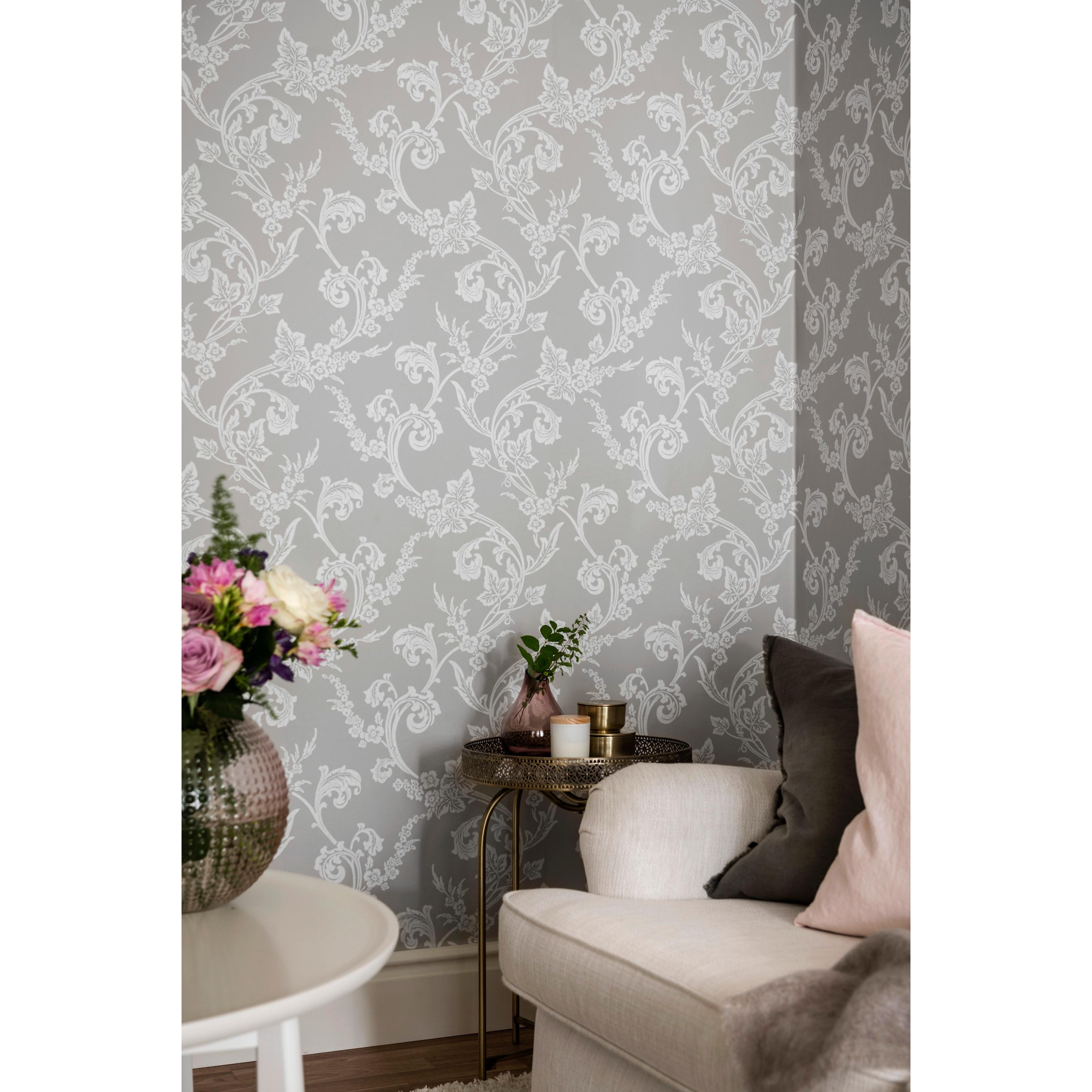 Johannelund, grå tapet från duro med geometriskt, blommigt mönster i grå. Från kollektionen Duro 1900. Nonwoven-material med rak mönsterpassning. Country, city-stil.