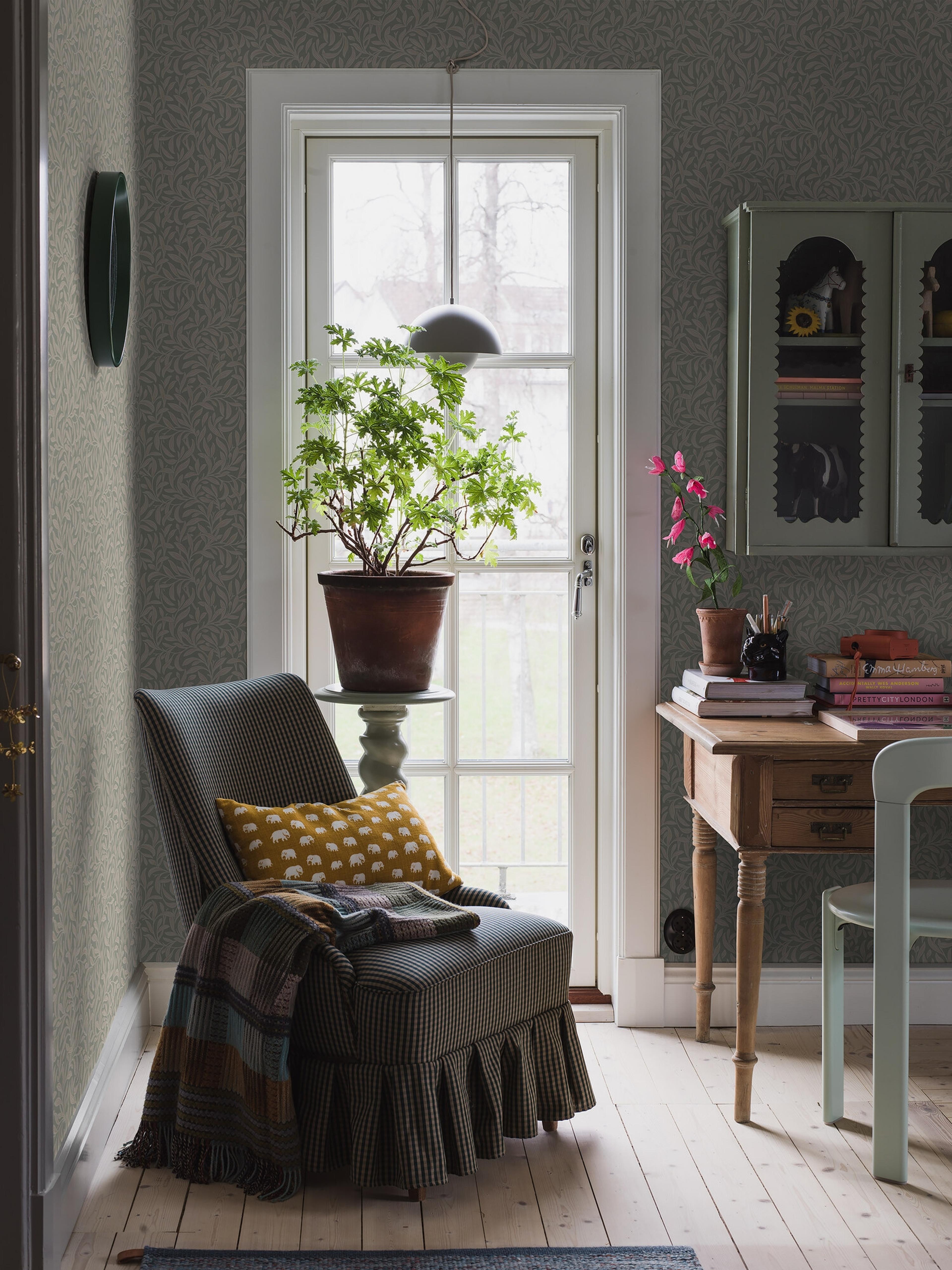 Vintergröna tapet med botaniskt mönster i grön. Från kollektionen New Heritage. Nonwoven-material med rak passning.