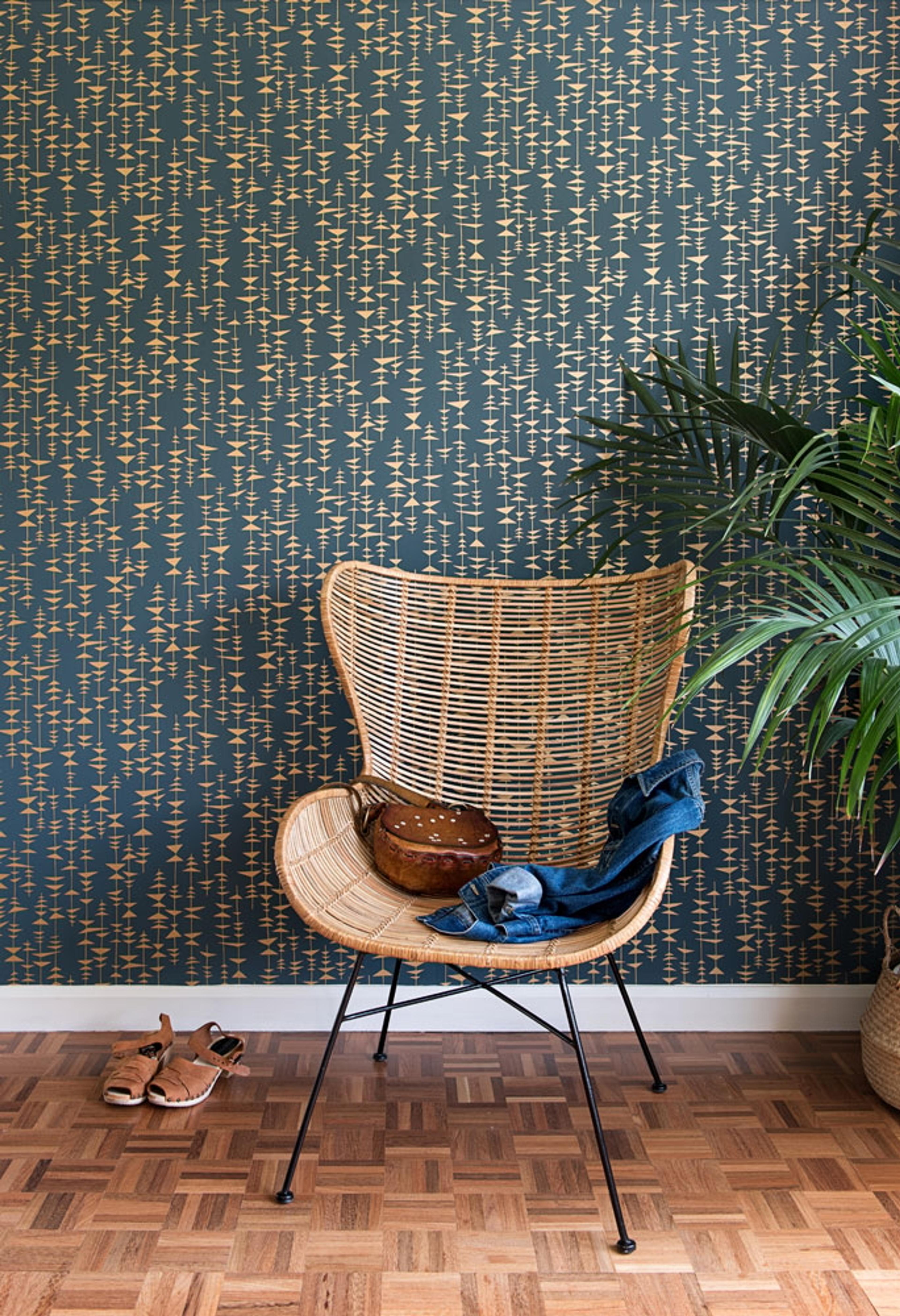 Ditto tapet med grafiskt, retro mönster i blå. Från kollektionen signature. Nonwoven-material med rak passning.