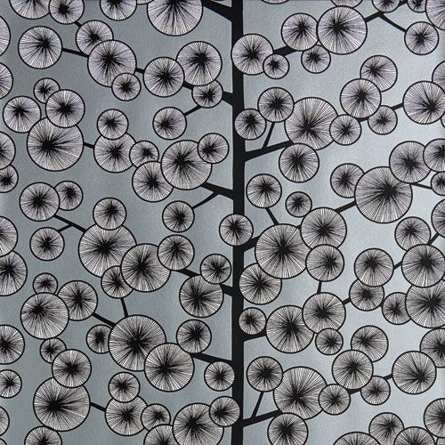 Cotton Tree tapet med grafiskt, retro mönster i grå. Från kollektionen signature. Nonwoven-material med rak passning.