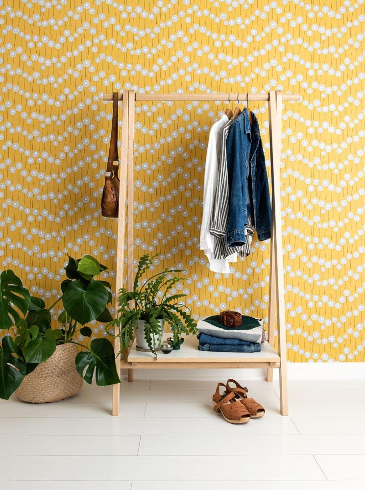 Meadow Goldfield tapet från Midbec med prickigt mönster i gul. Från kollektionen Pioneer. Nonwoven-material med förskjuten passning. Vintage, lek-stil.