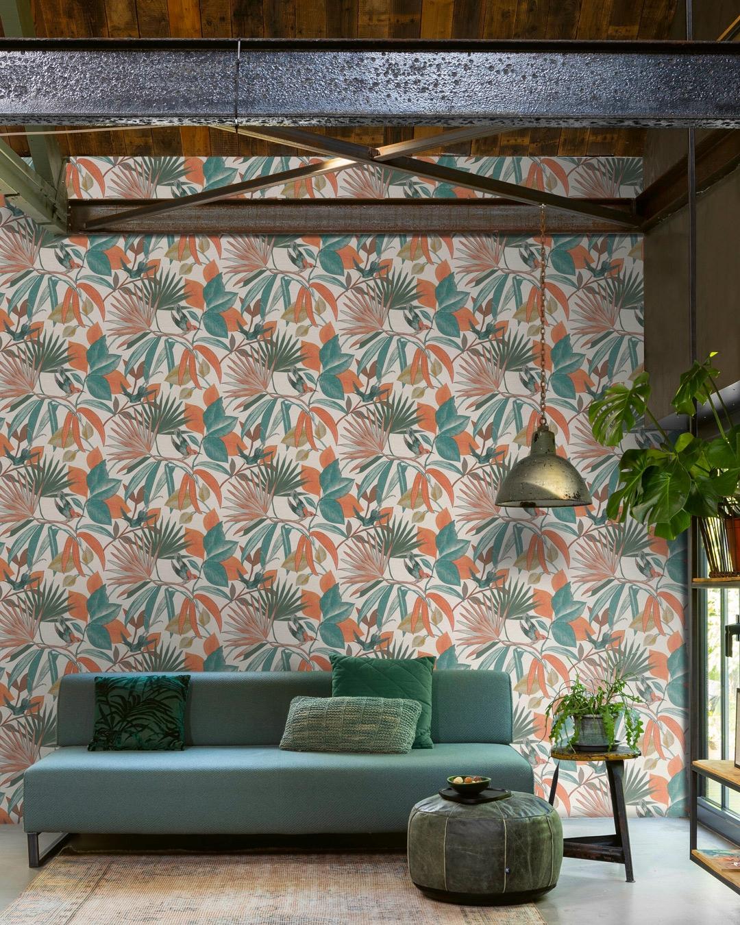 Indra 291499 tapet med djur, botaniskt mönster i beige. Från kollektionen Indra. Nonwoven-material med förskjuten passning. Passar i vardagsrum och matsal.