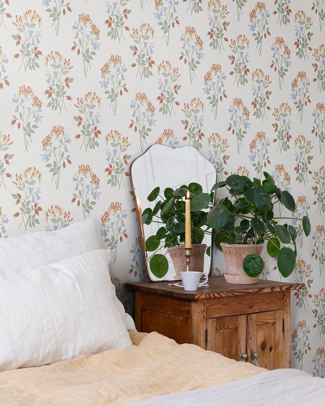 Kaprifol, vit tapet tapet med blommigt mönster i vit. Från kollektionen Långenäs. Nonwoven-material med rak passning.