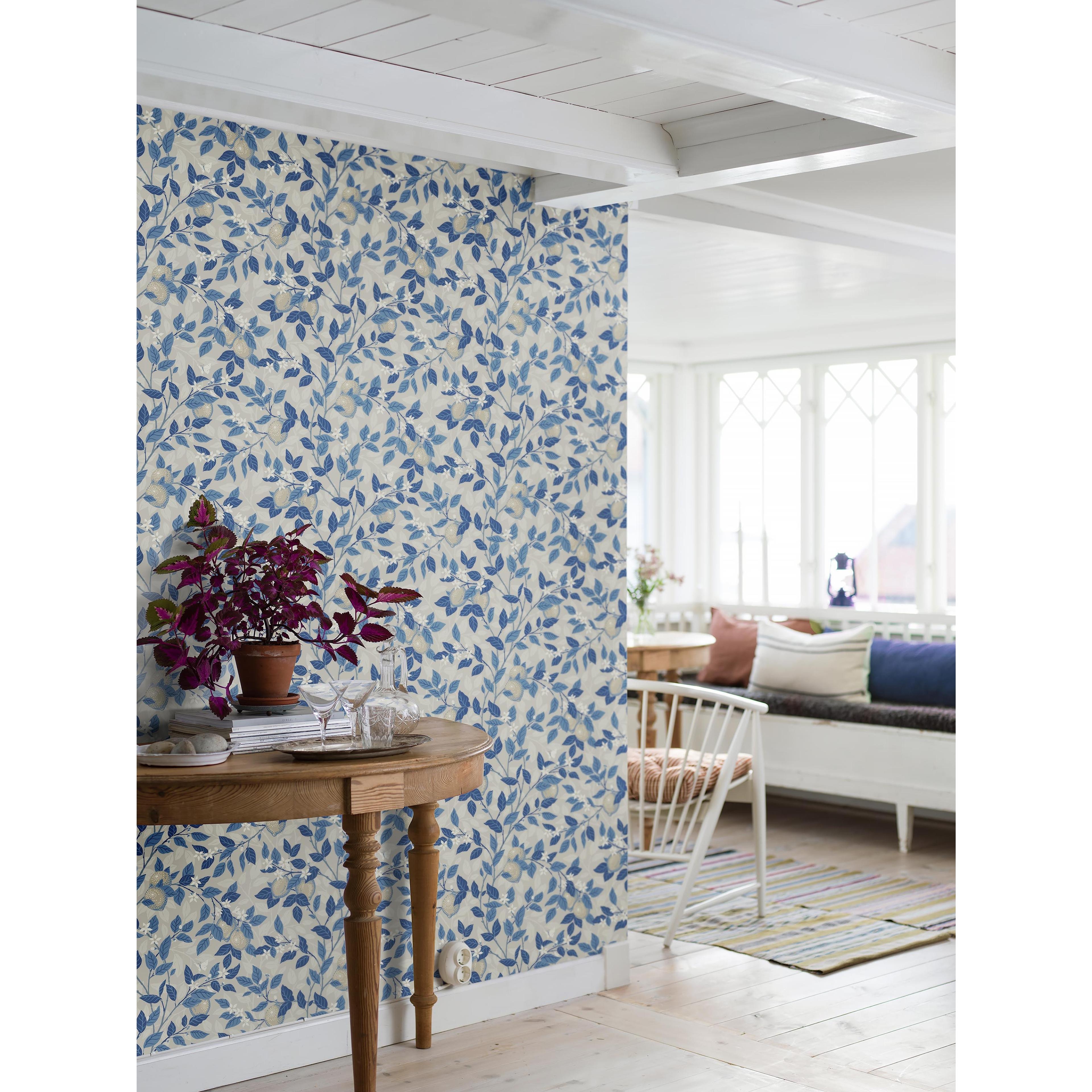 Citronträd, tapet tapet med naturochlandskap mönster i vit och blå. Från kollektionen Blue & White. Nonwoven-material med förskjuten passning. Passar i matsal.