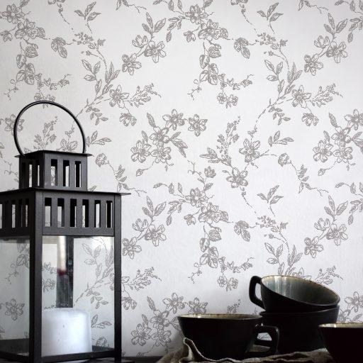 Bella, Grå tapet från duro med blommigt mönster i grå. Från kollektionen Spira. Nonwoven-material med rak passning.