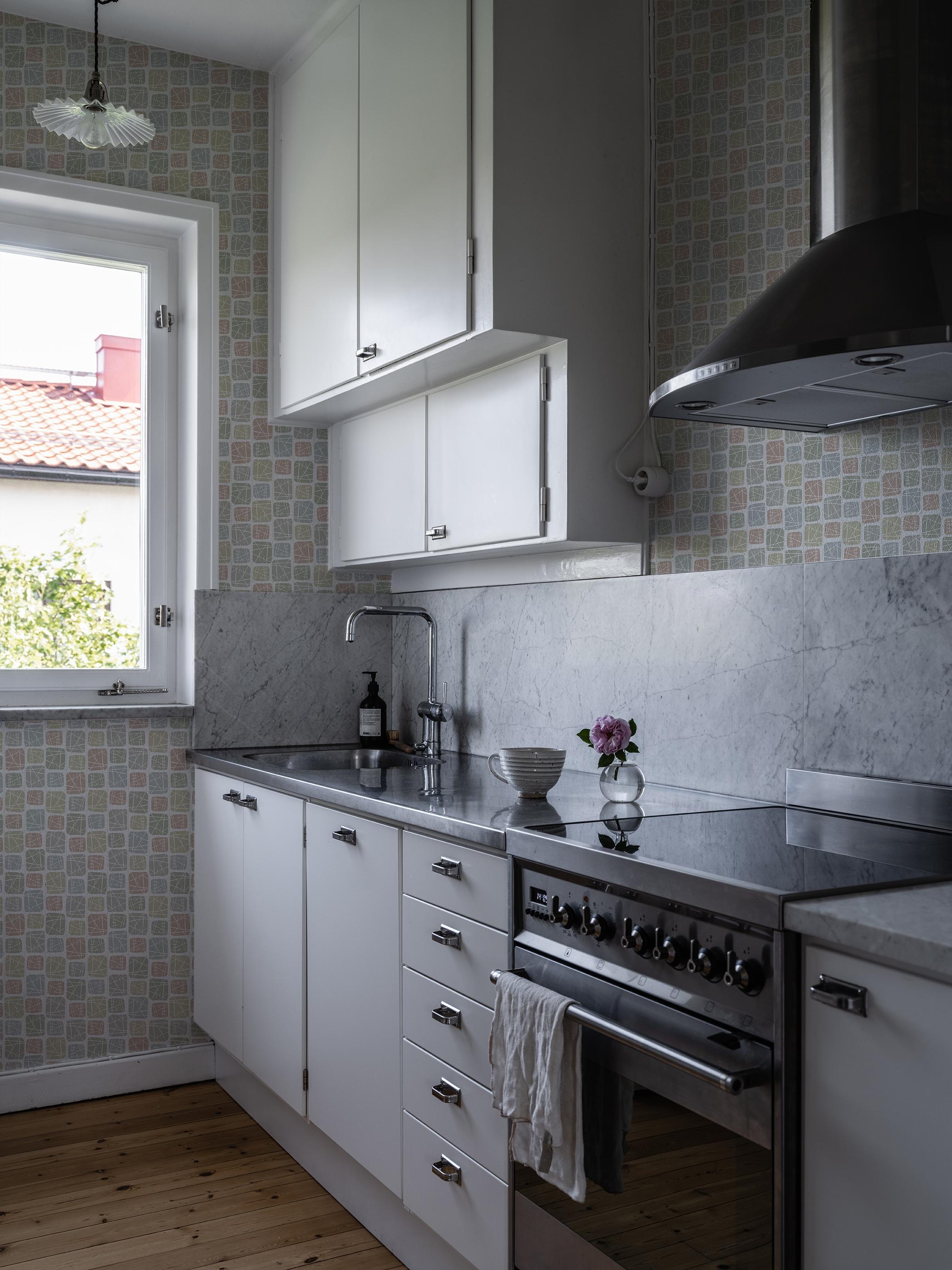 Annika multi tapet med grafiskt mönster i grön. Från kollektionen Gammalsvenska klassiker 1850–1950. Nonwoven-material med rak passning.