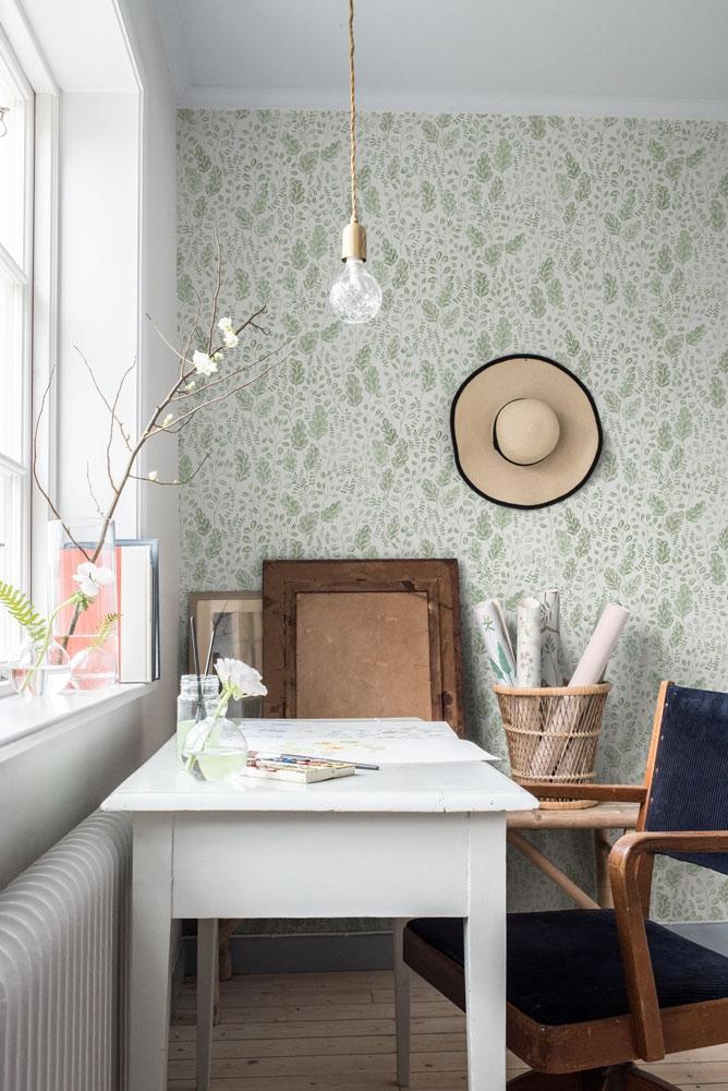 Vera ljus tapet med gröna blad tapet från Midbec med botaniskt mönster i vit och grön. Från kollektionen Morgongåva. Nonwoven-material med förskjuten passning.