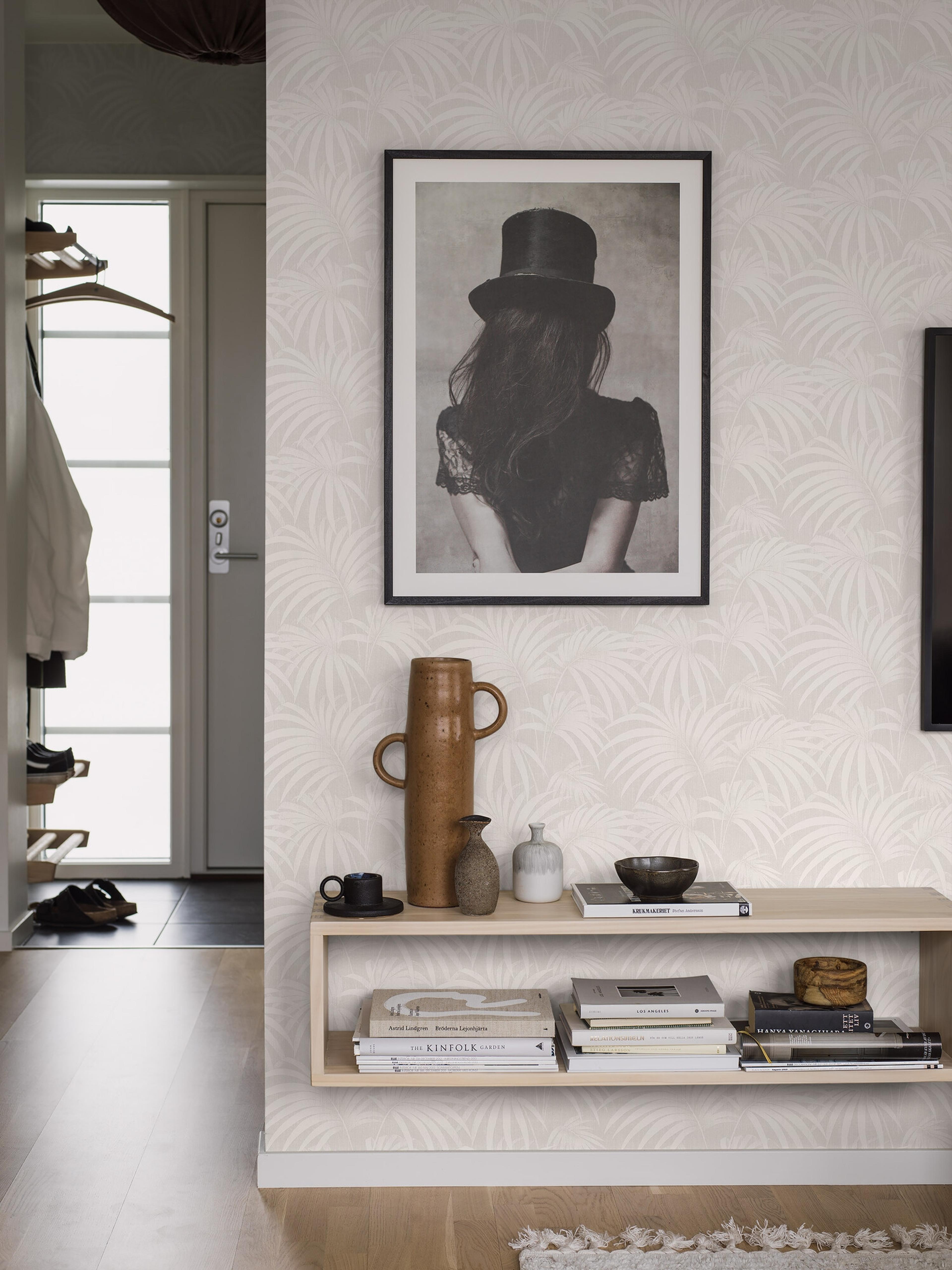 Paula 38768, tapet tapet med botaniskt, grafiskt mönster i grå. Från kollektionen Borosan Hem. Nonwoven-material med rak passning.