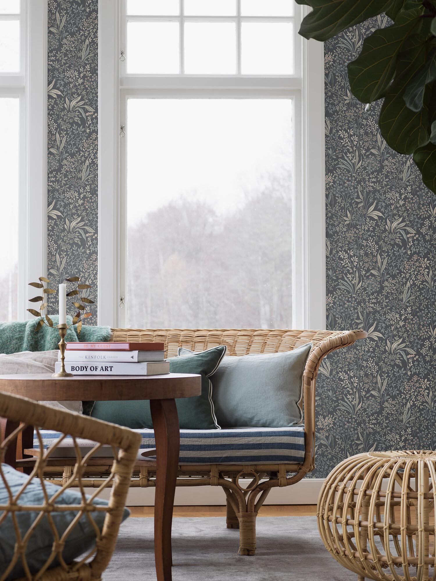 Nocturne slingrande bladverk, gråblå tapet med botaniskt mönster i grå och blå. Från kollektionen Vårt Arkiv. Nonwoven-material med rak passning. Country-stil.
